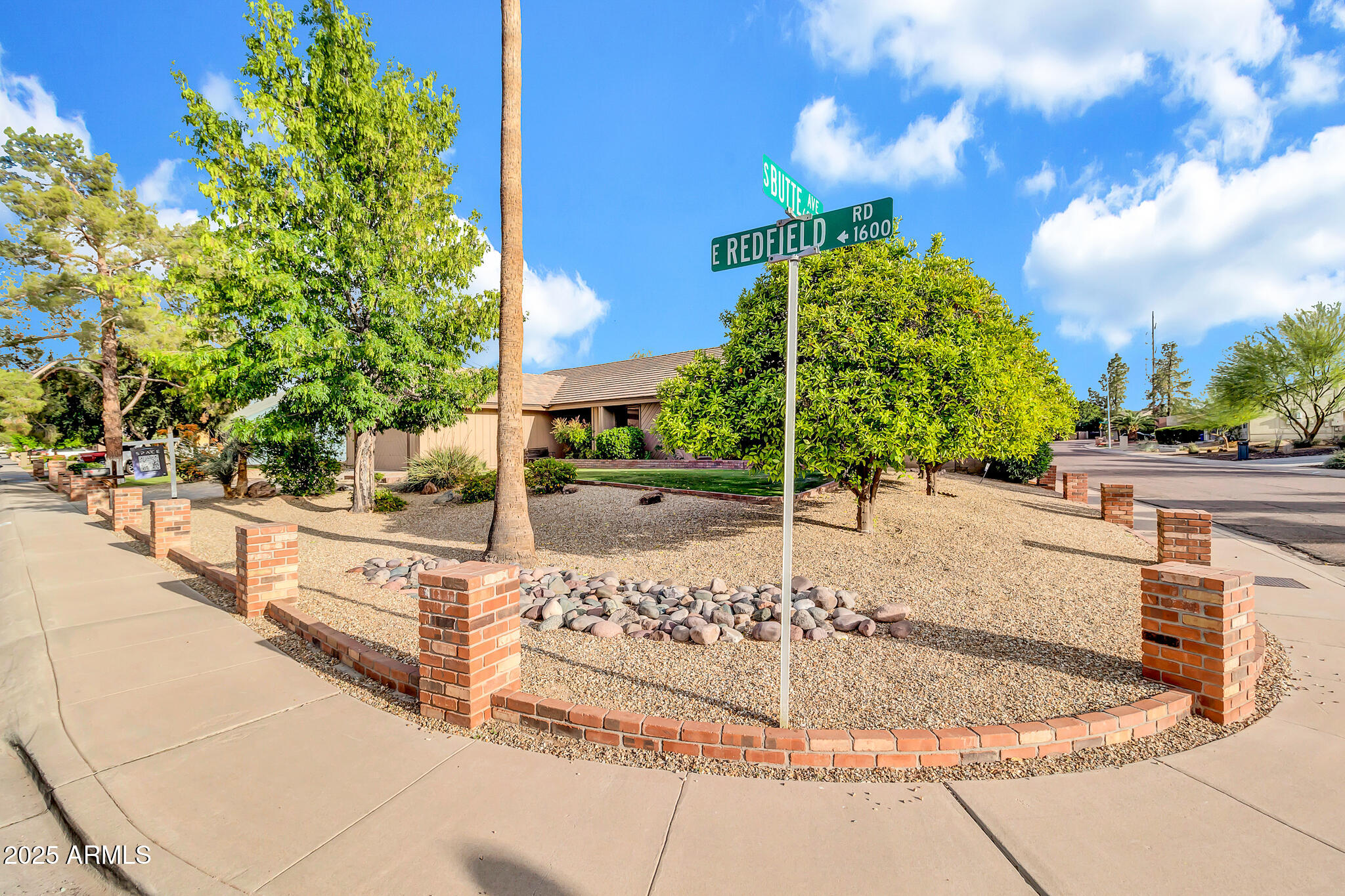 1611 E REDFIELD Road