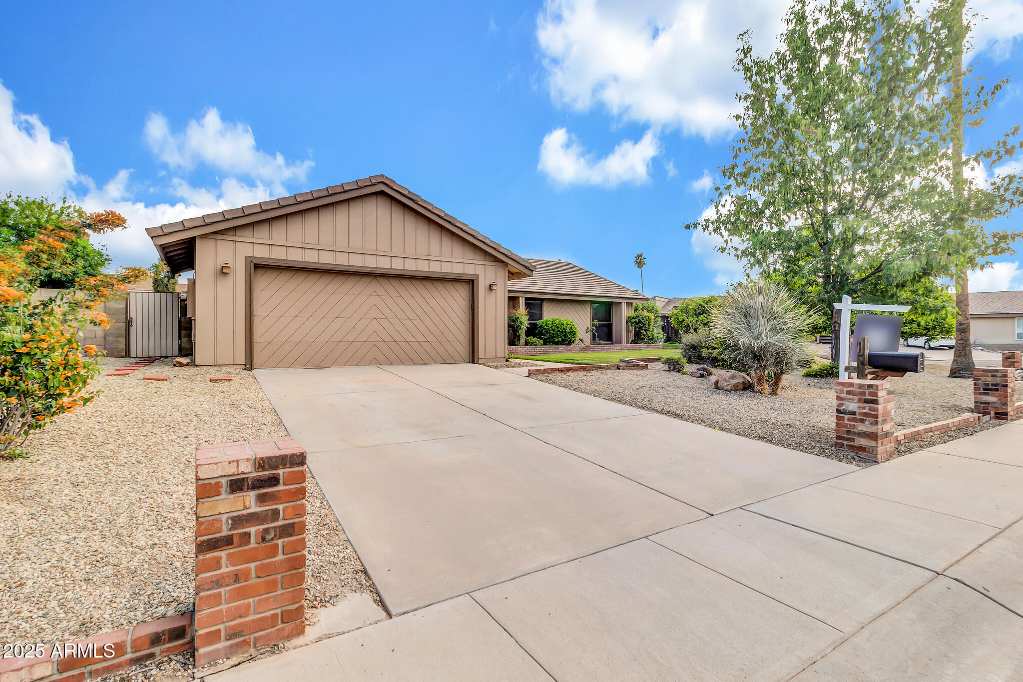 1611 E REDFIELD Road