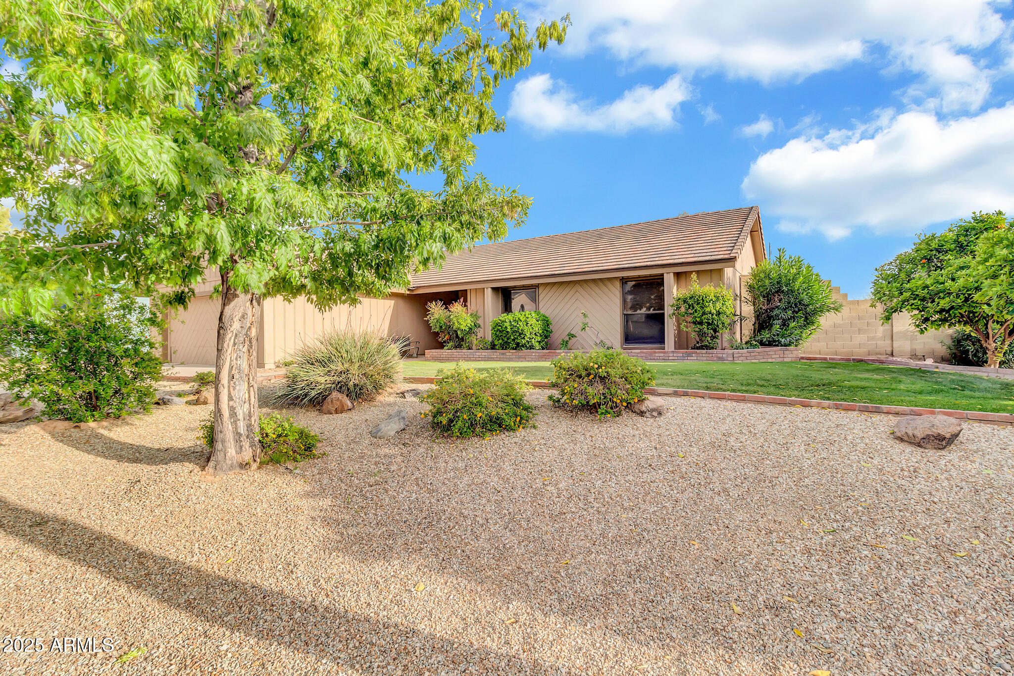 1611 E REDFIELD Road