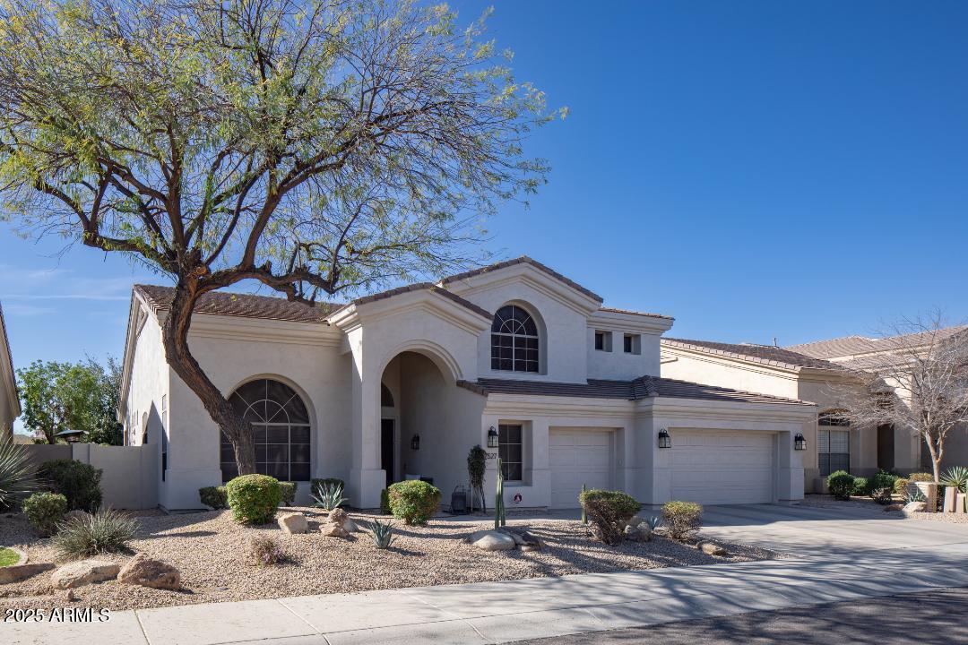 7527 E NESTLING Way