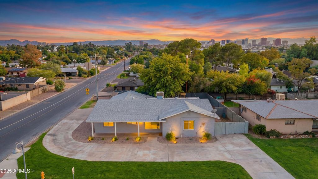 Photo of 945 E Missouri Avenue, Phoenix, AZ 85014 (MLS # 6952215)