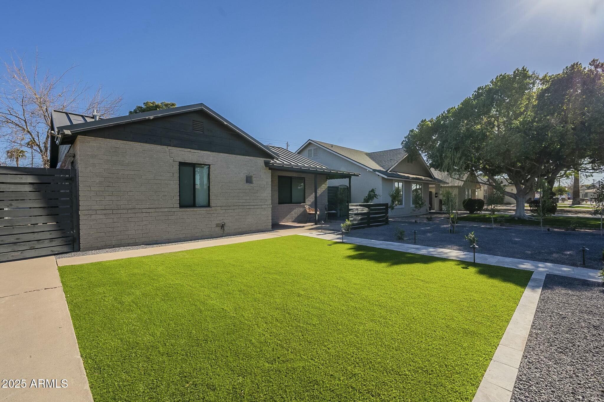 2719 N GREENFIELD Road