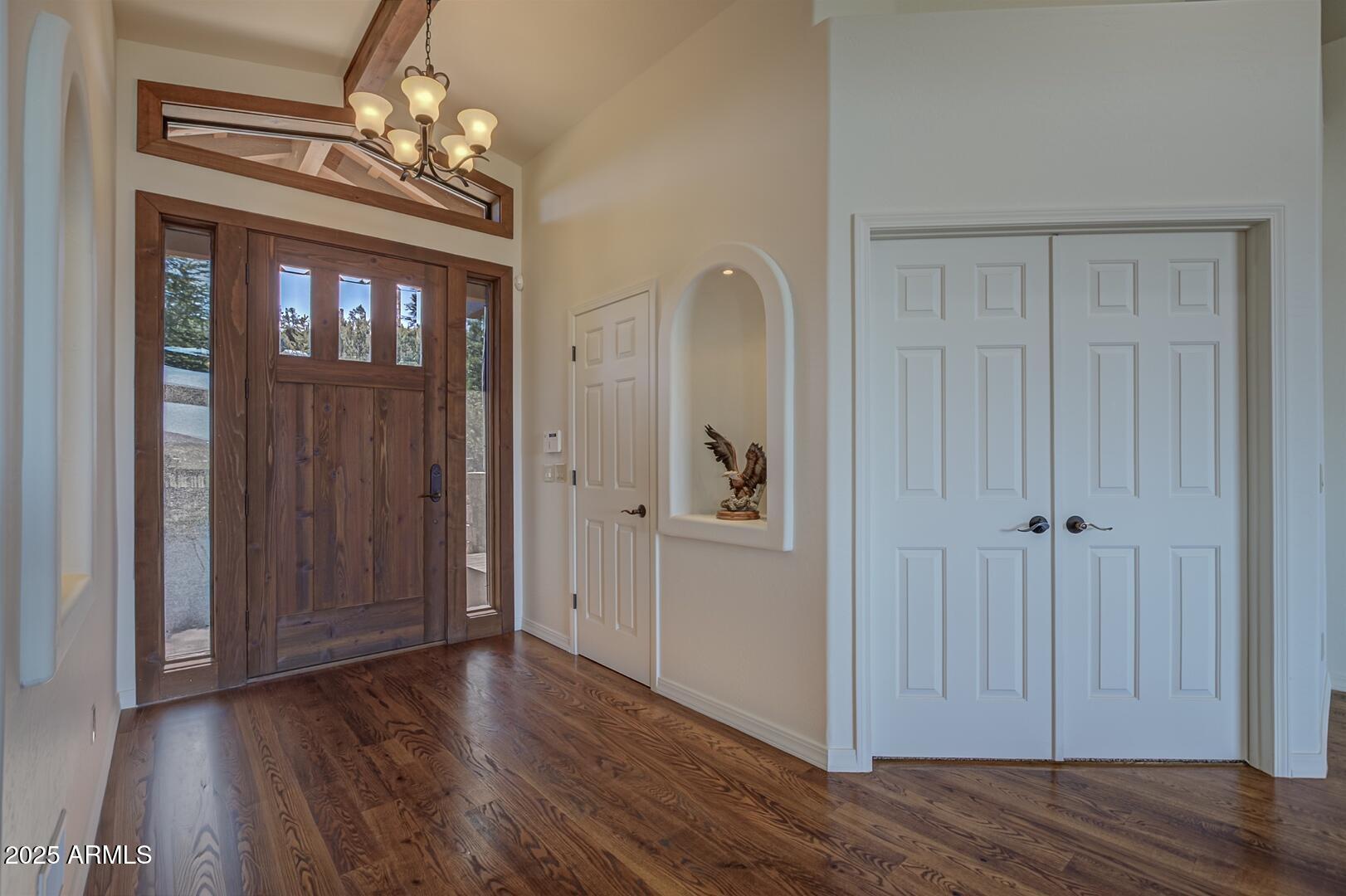 902 W LAKEVIEW Circle