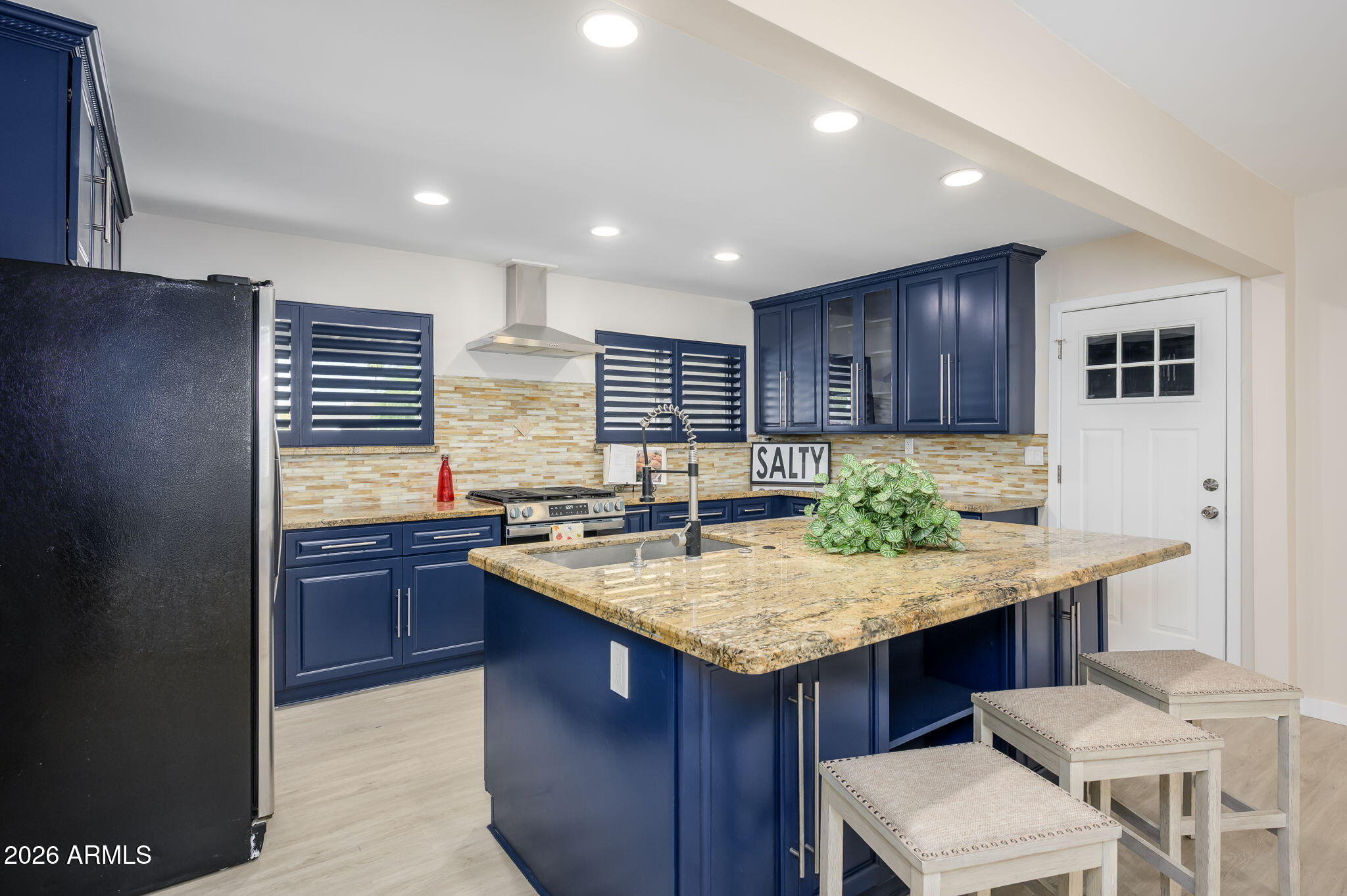 903 W MISSOURI Avenue