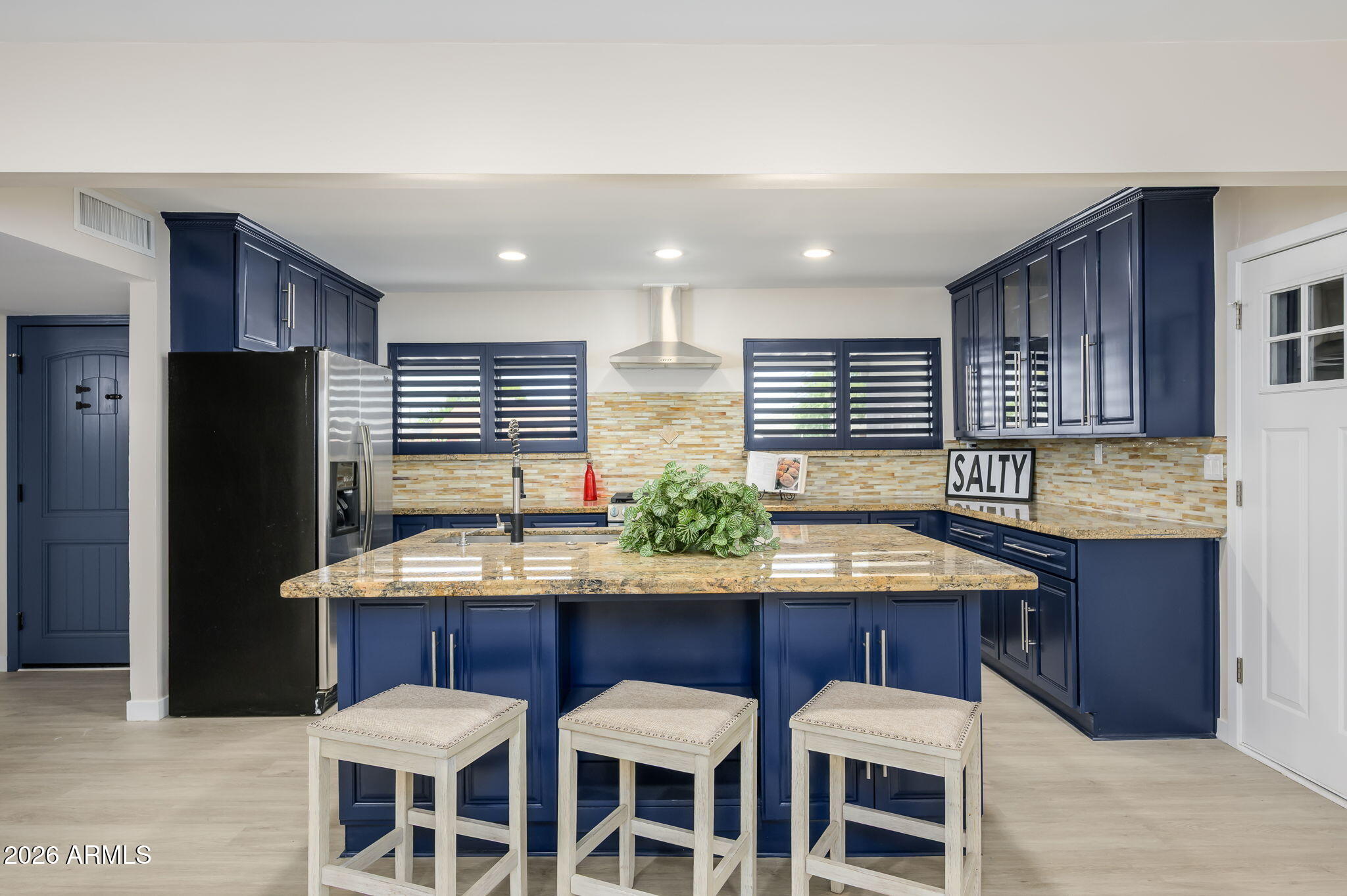 903 W MISSOURI Avenue