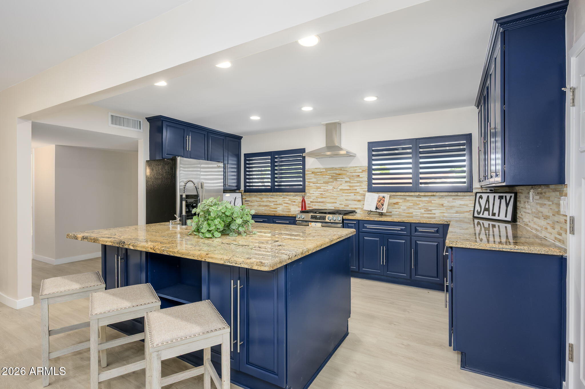 903 W MISSOURI Avenue