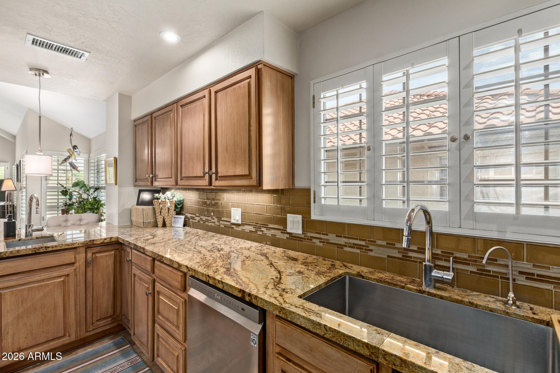 10015 E MOUNTAIN VIEW Road 2006