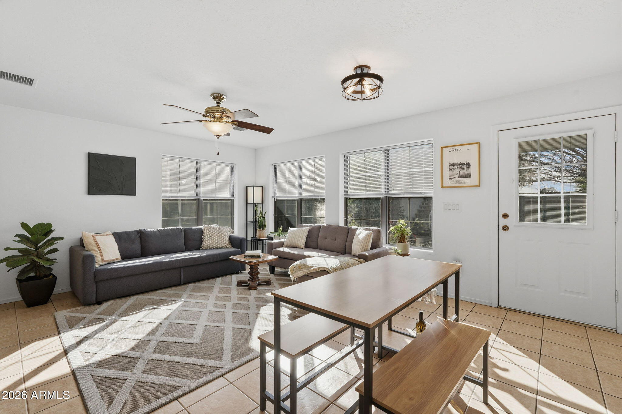 2733 E CAMBRIDGE Avenue