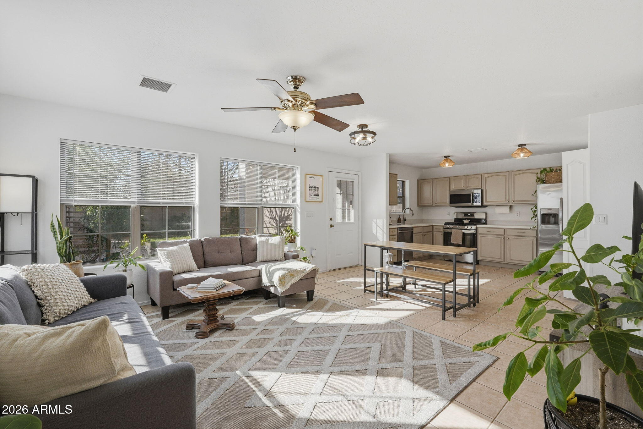 2733 E CAMBRIDGE Avenue