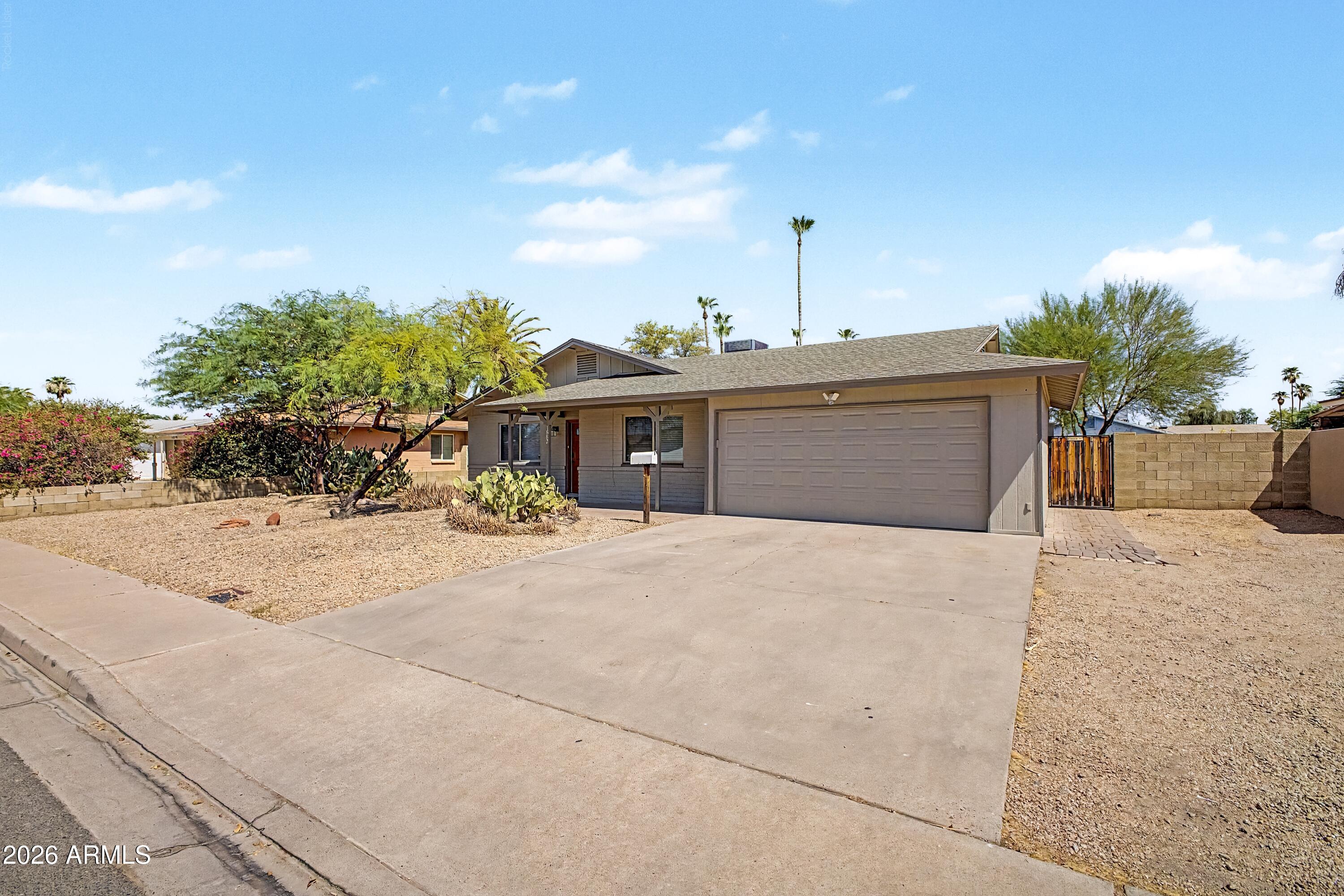 1882 E ELLIS Drive