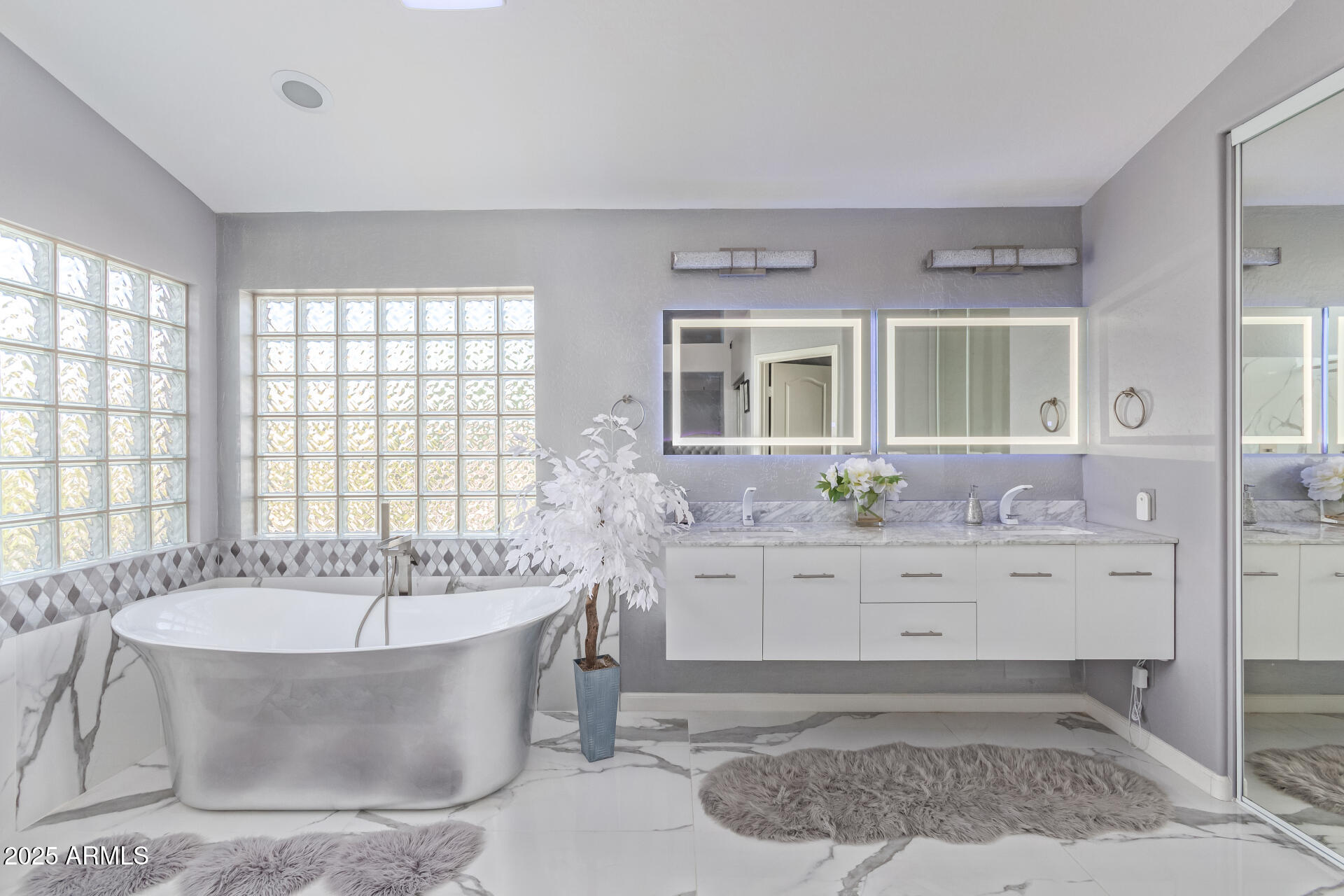 7162 W LONE CACTUS Drive