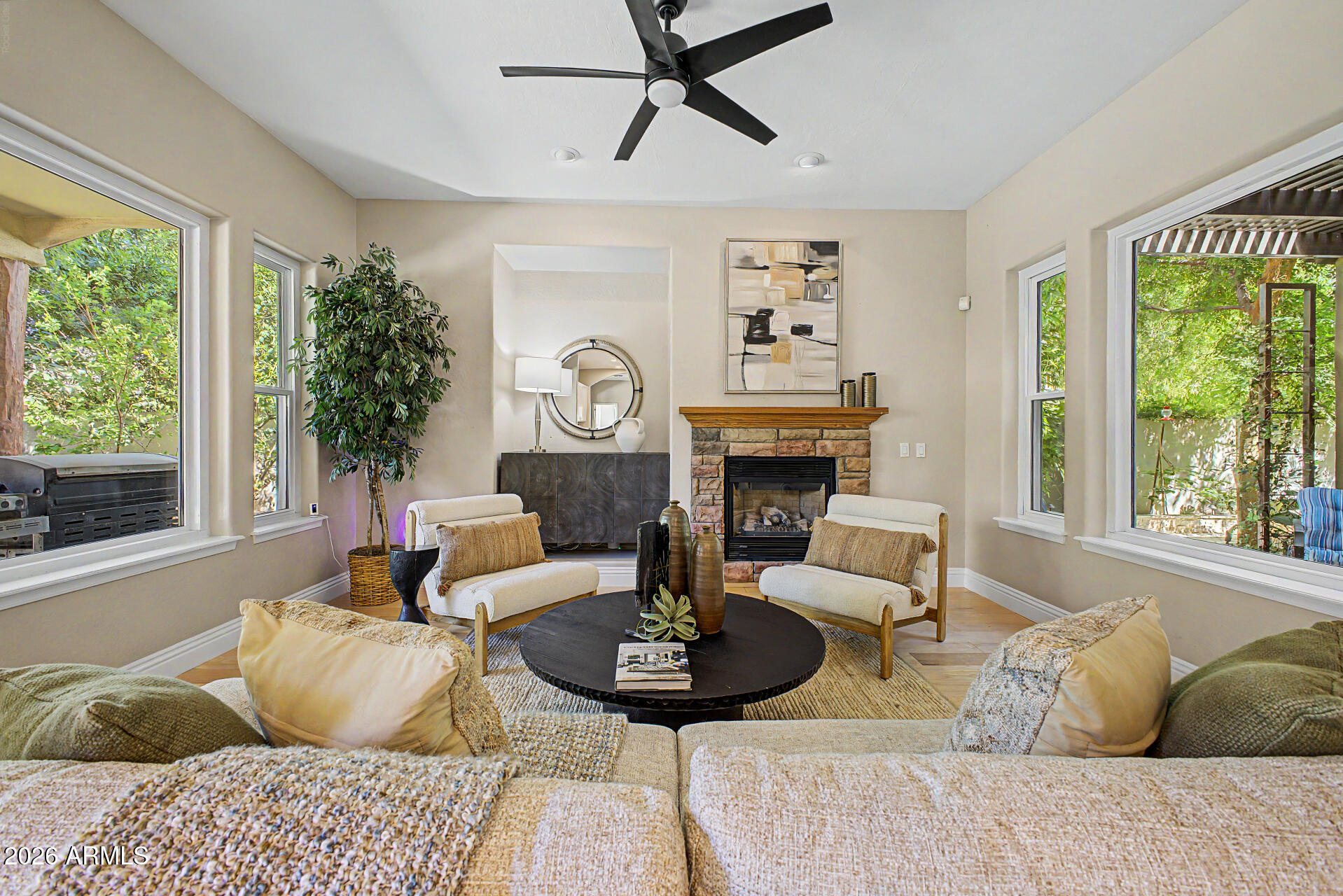 2886 E WASHINGTON Avenue