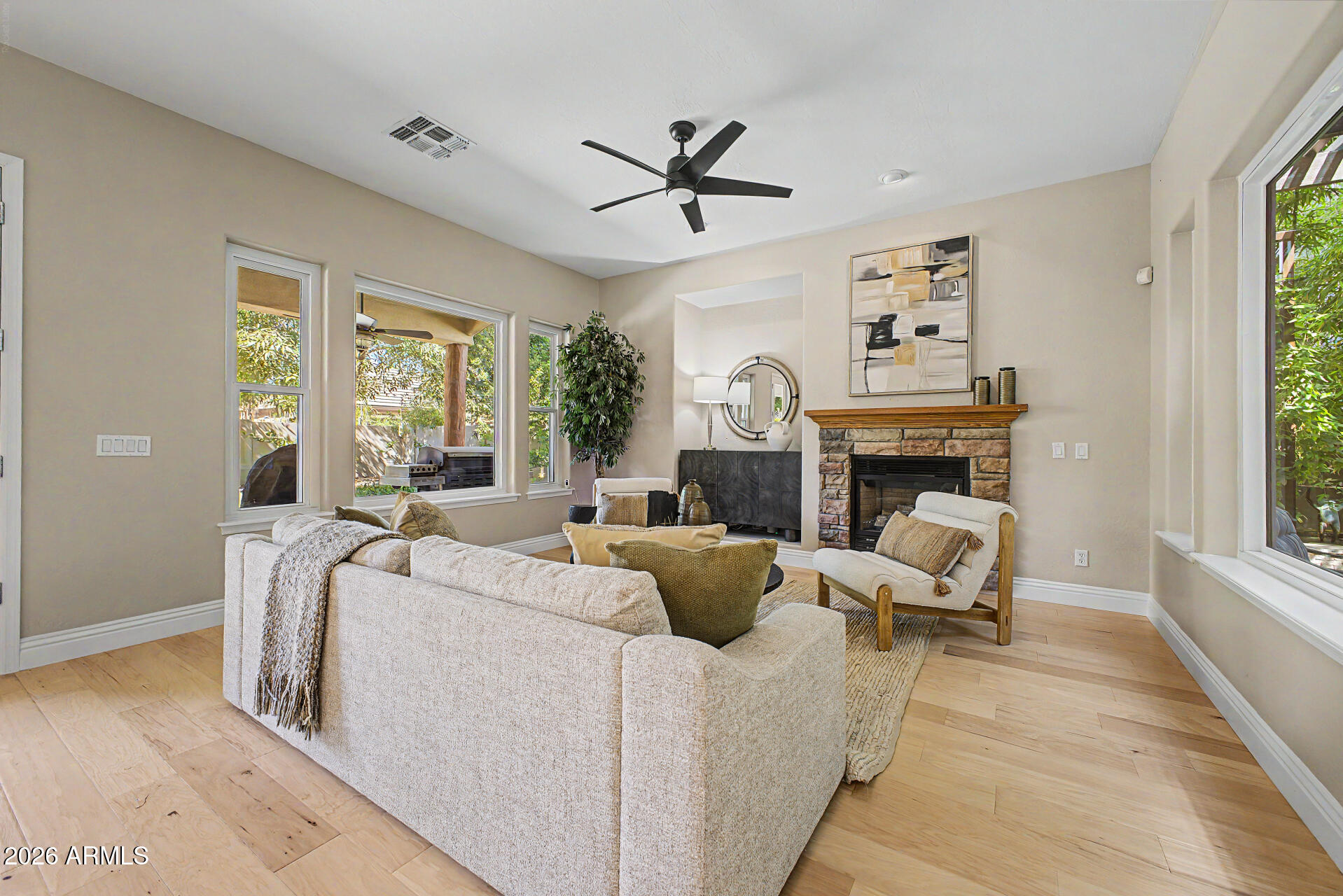 2886 E WASHINGTON Avenue