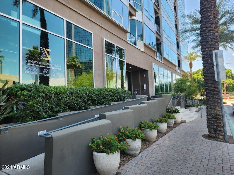 1 E LEXINGTON Avenue 304