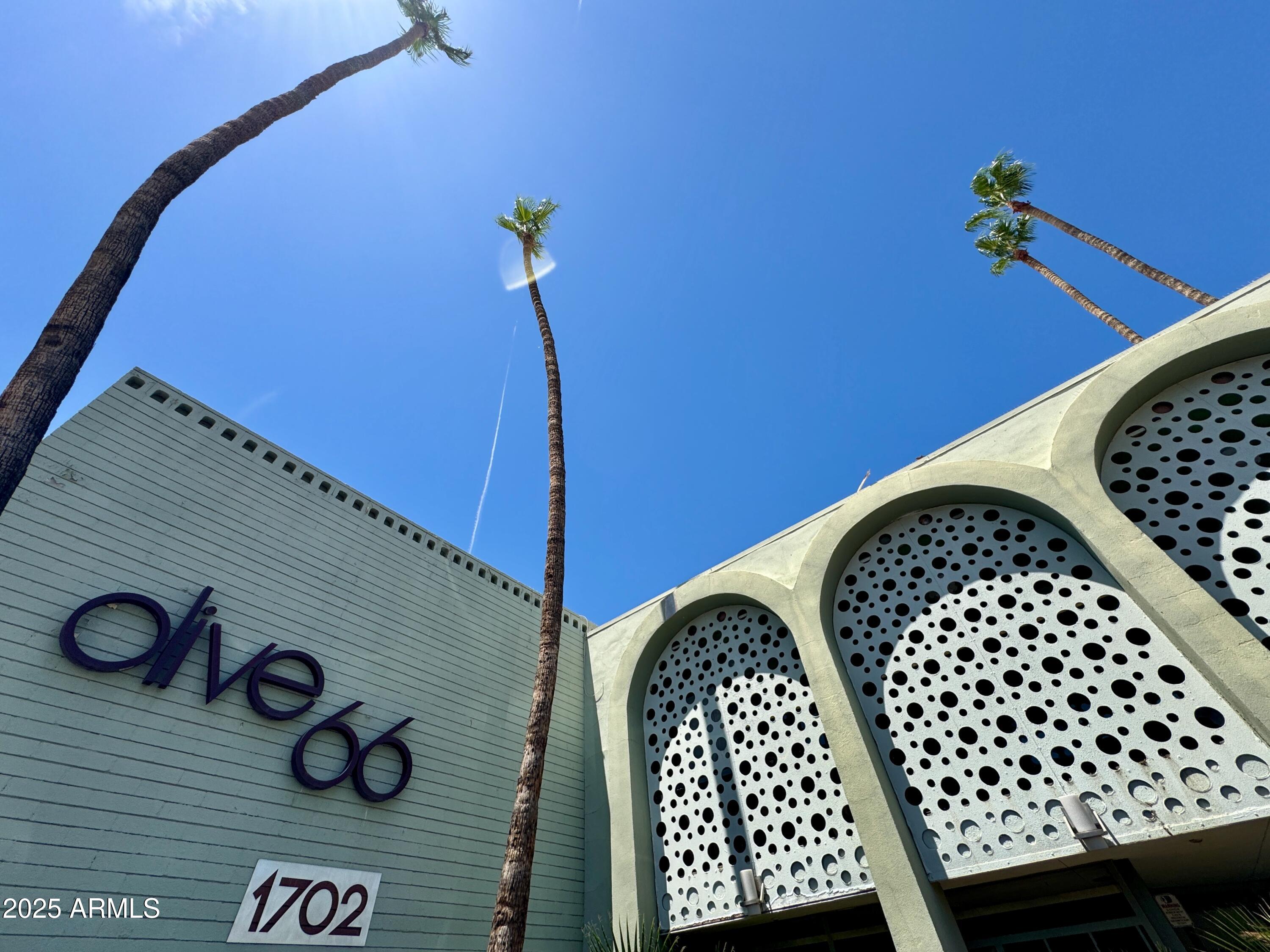 1702 W TUCKEY Lane 211