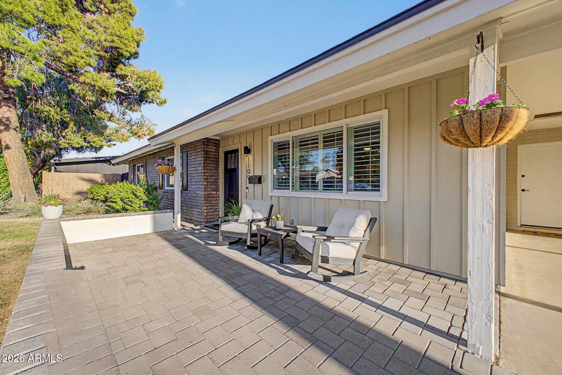 1109 E NICOLET Avenue