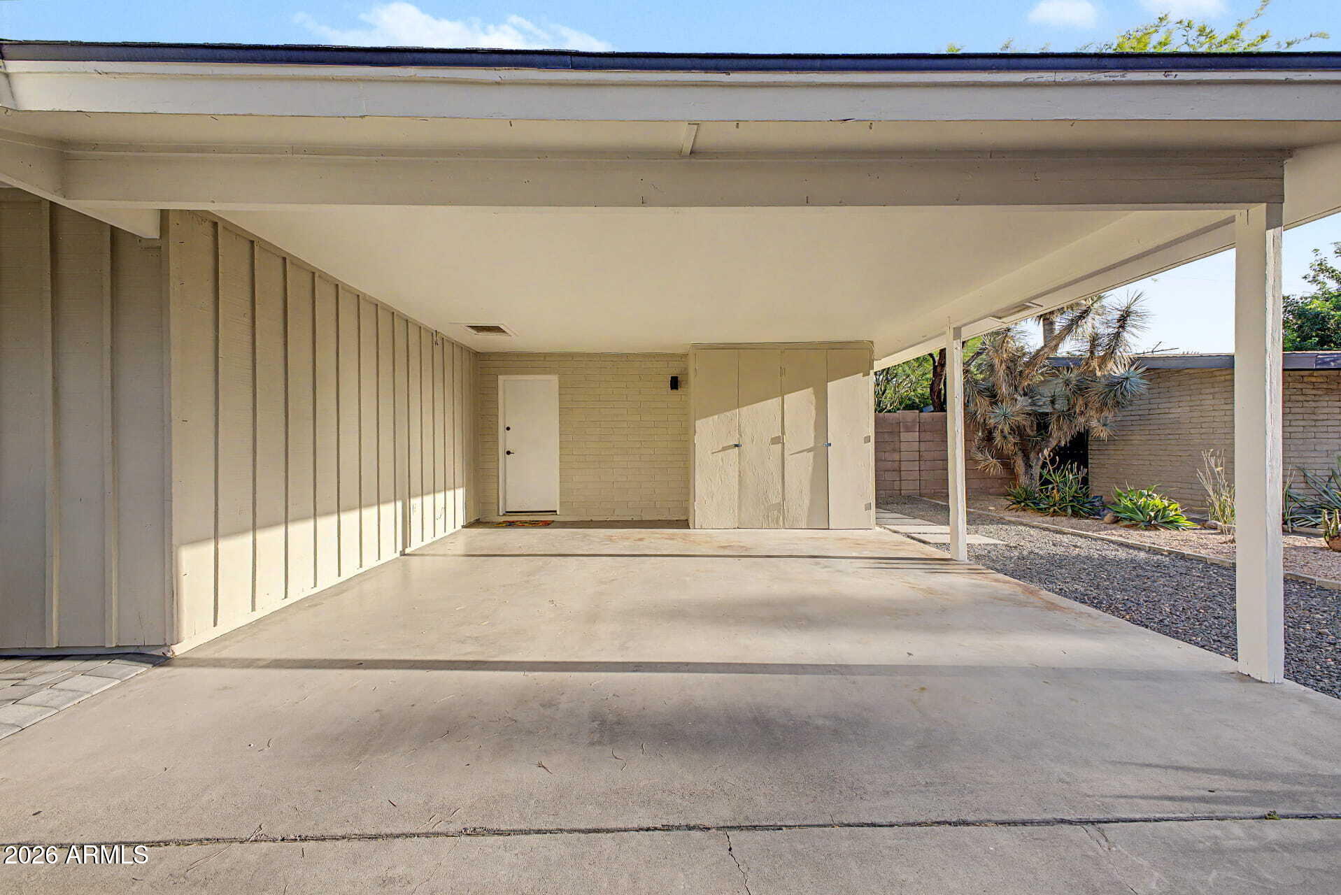 1109 E NICOLET Avenue