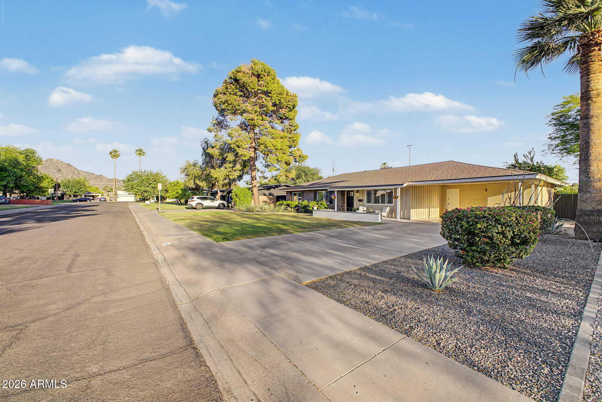 1109 E NICOLET Avenue