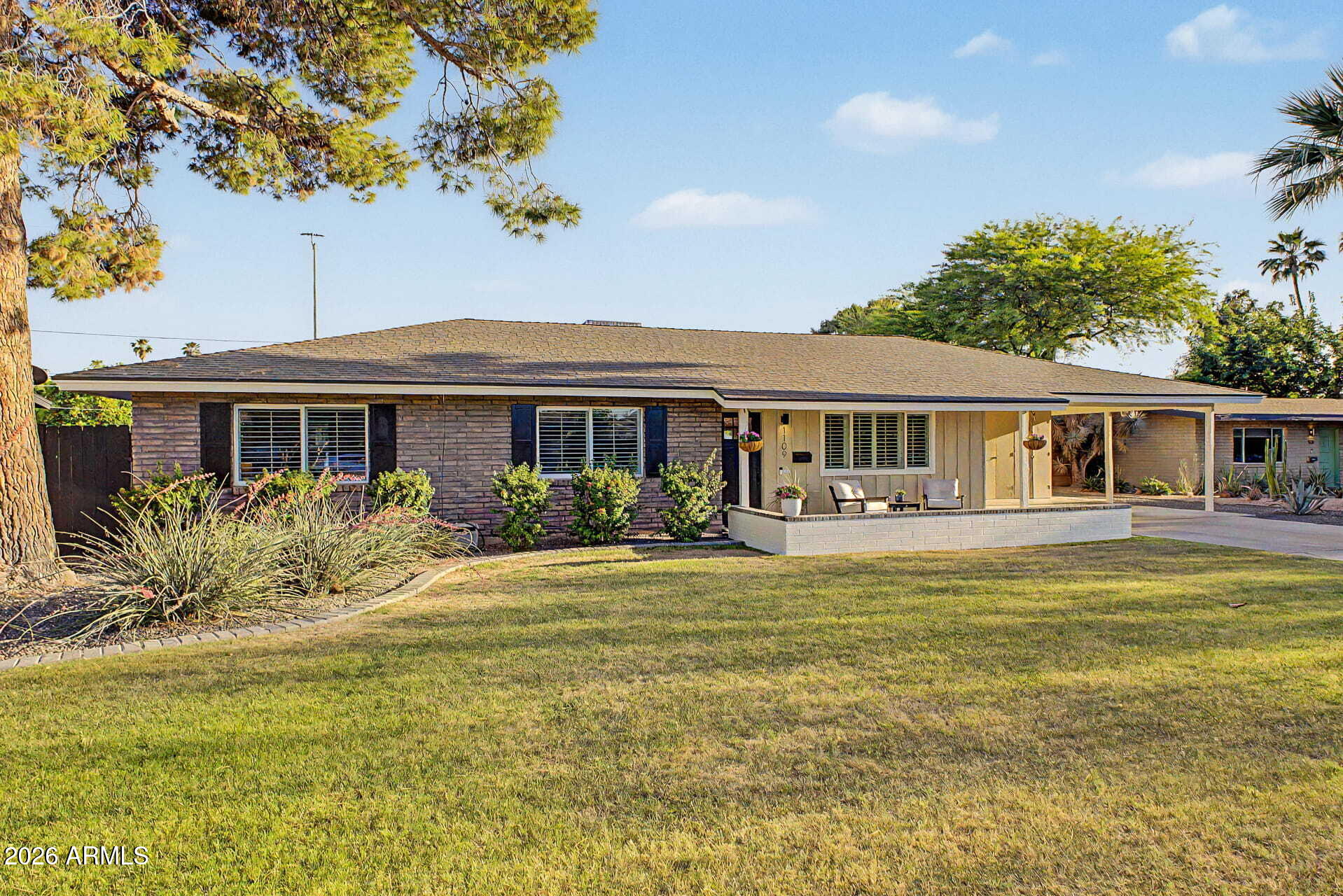 1109 E NICOLET Avenue