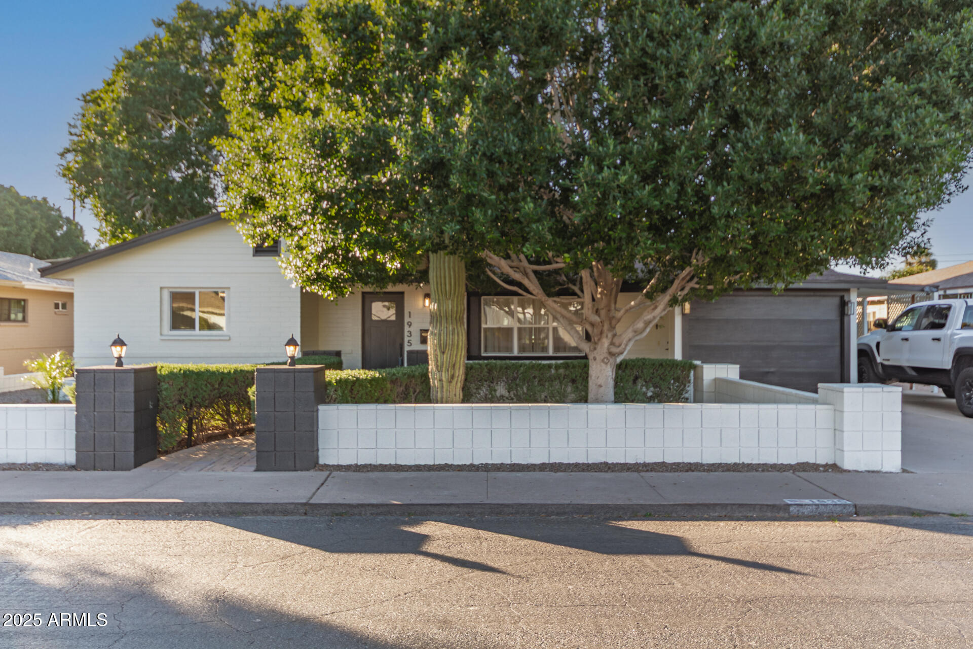 1935 E COOLIDGE Street