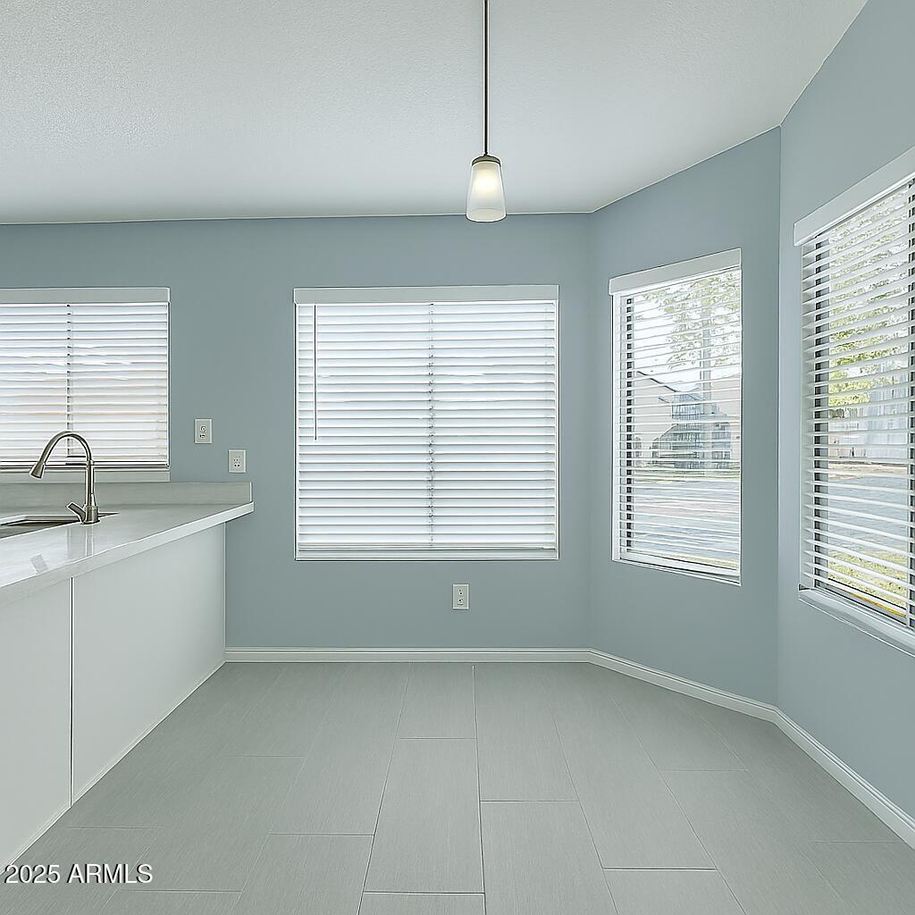 3711 N ROSEWOOD Avenue