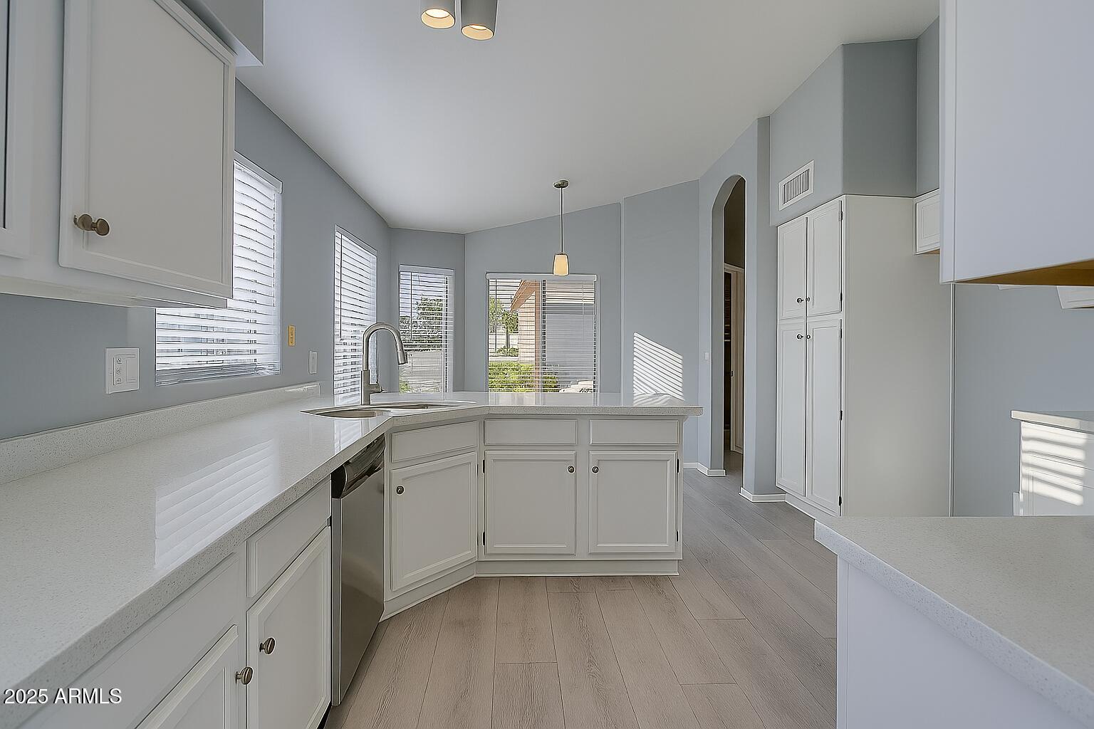 3711 N ROSEWOOD Avenue