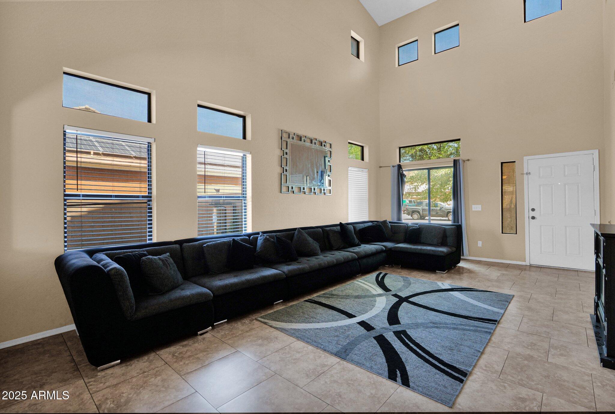 2519 W BURGESS Lane