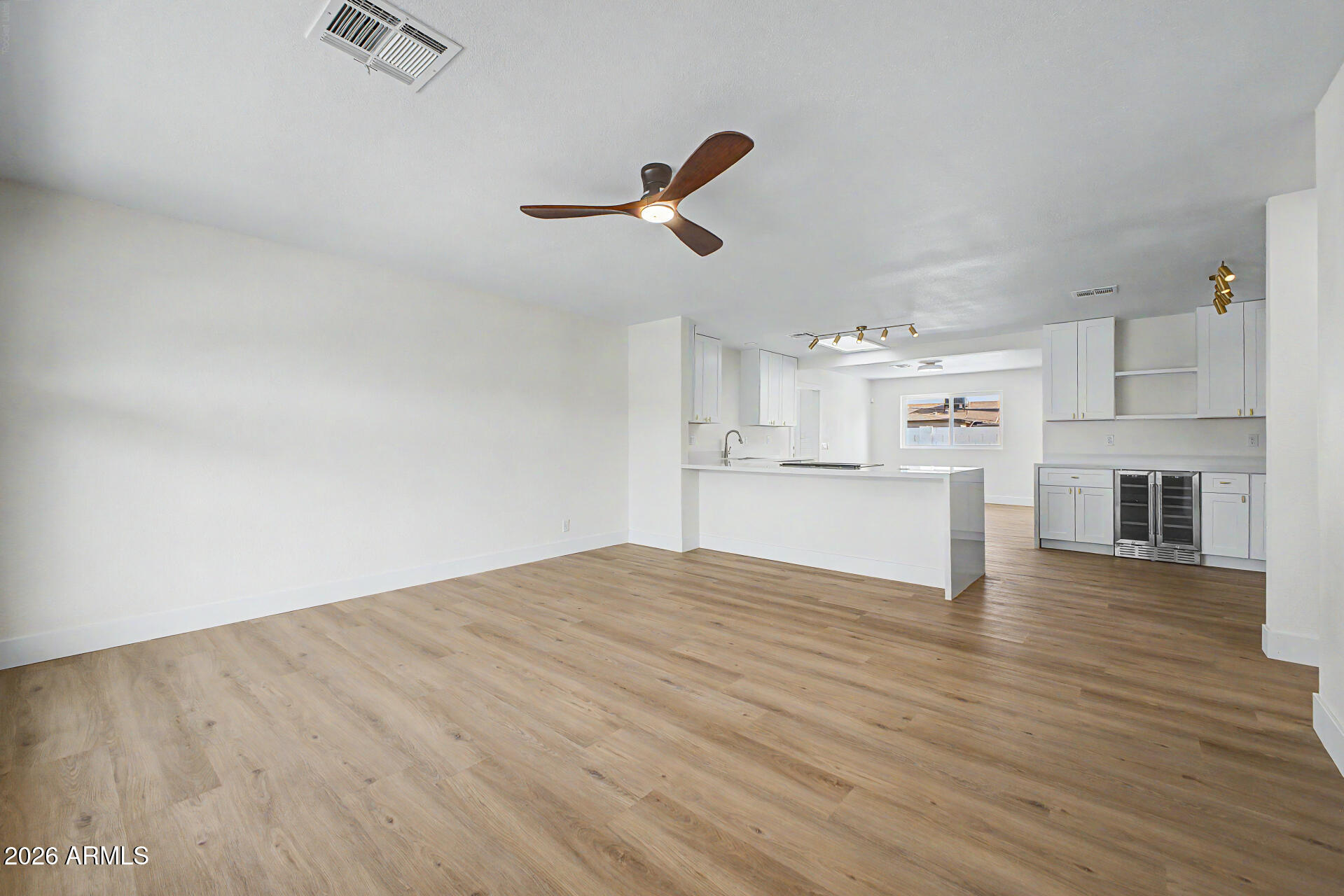 2507 W CORRINE Drive