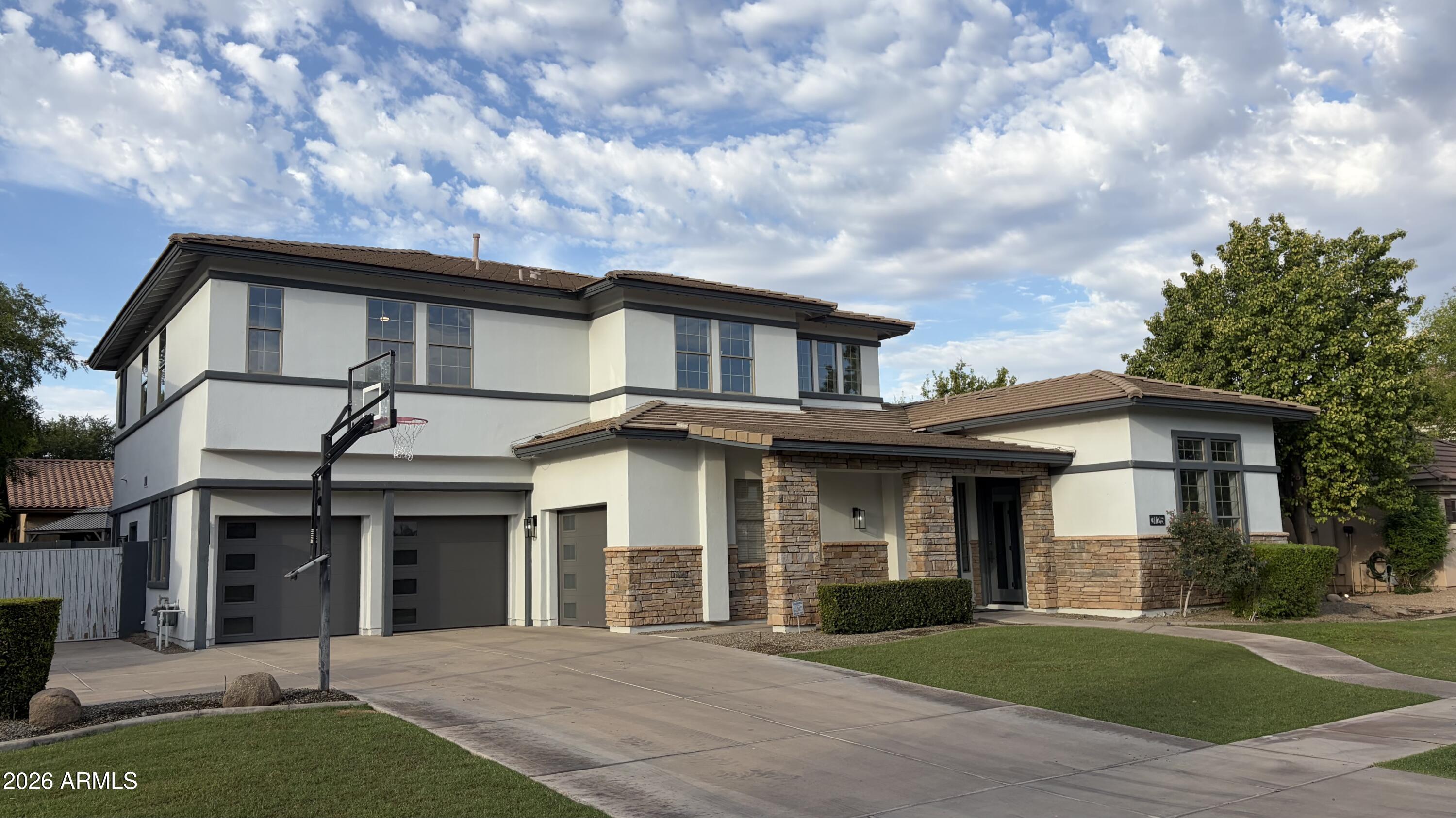3125 E LINDA Lane