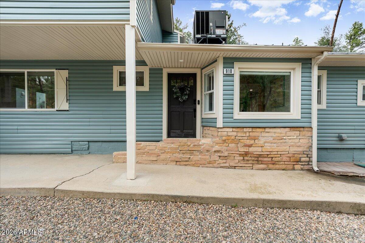 910 S LAVALLEY Drive