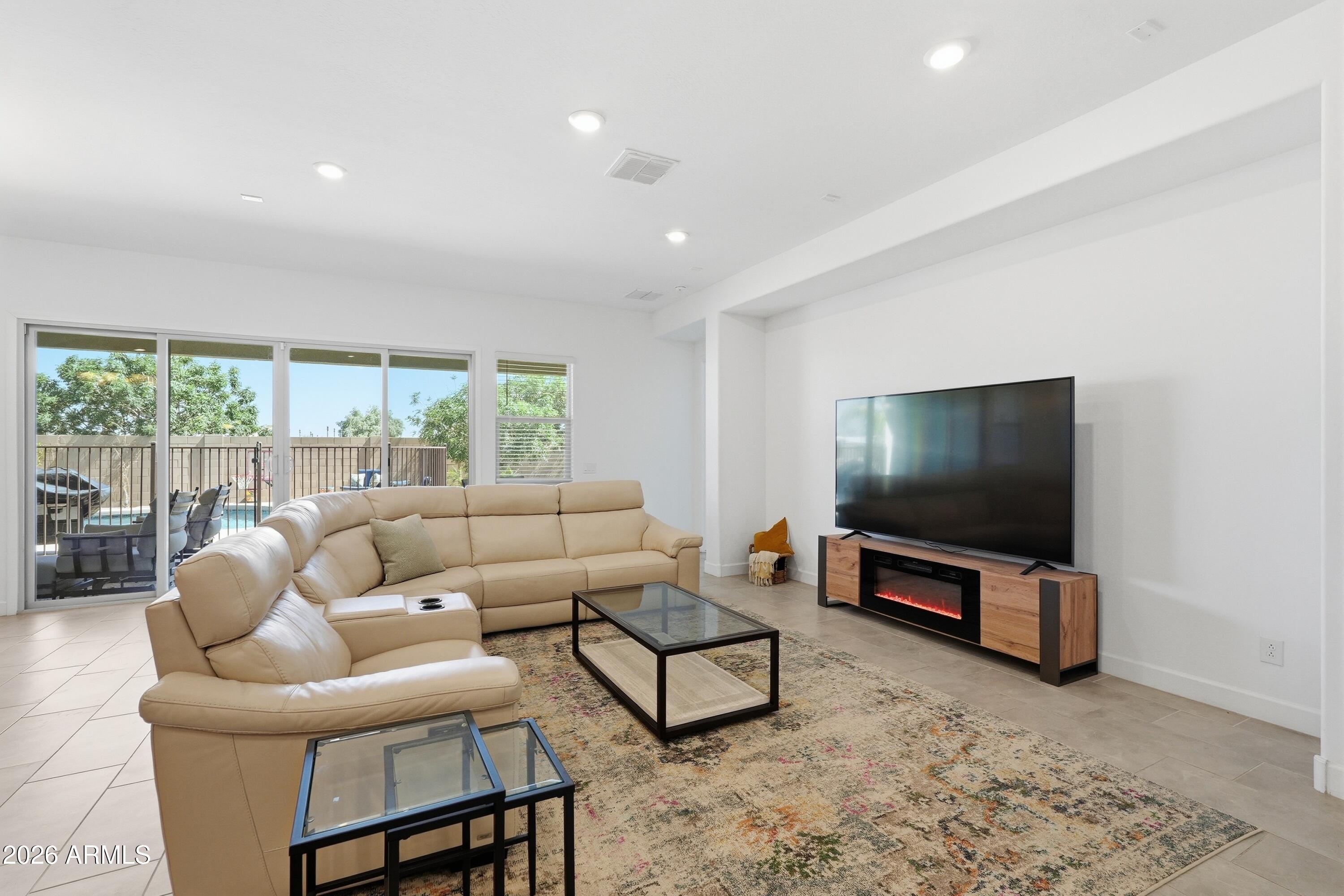 2522 E PLEASANT Lane