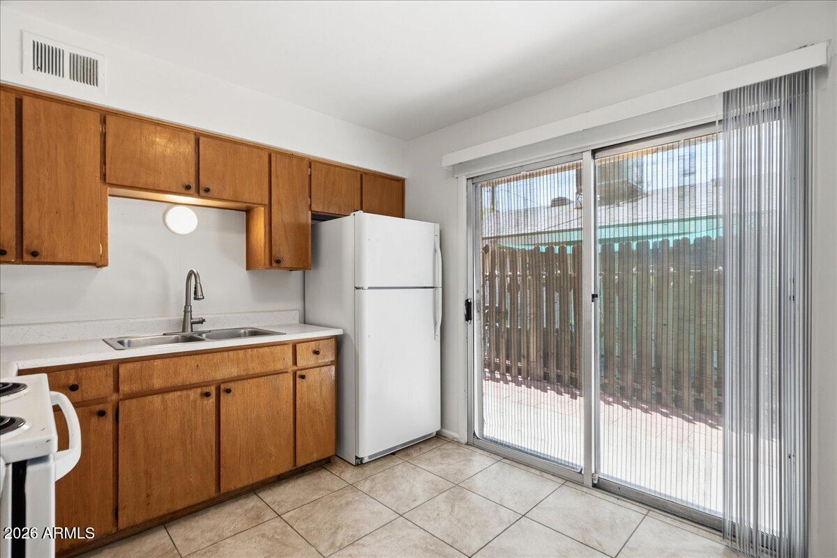 1321 E CAROL Avenue Apt 3