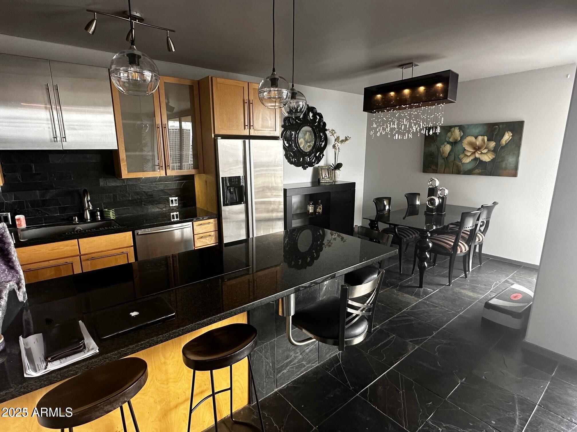 207 W CLARENDON Avenue G18