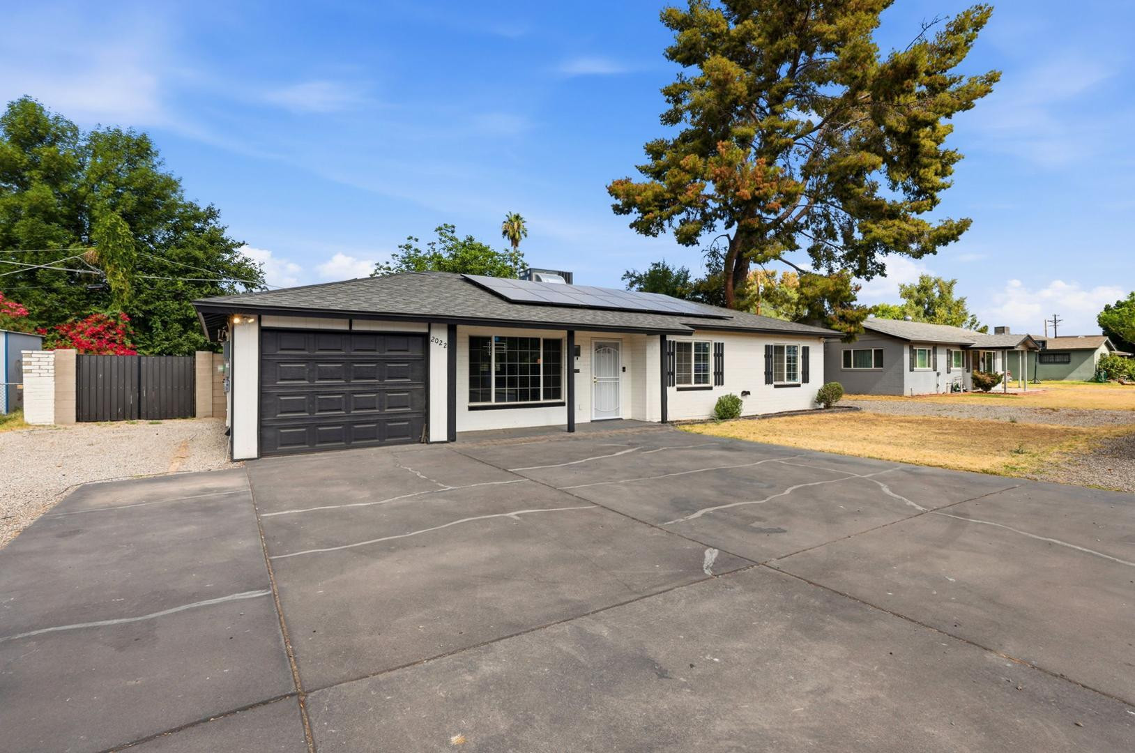 Photo 1 of 31 — 2022 N 40th, Phoenix, AZ 85008