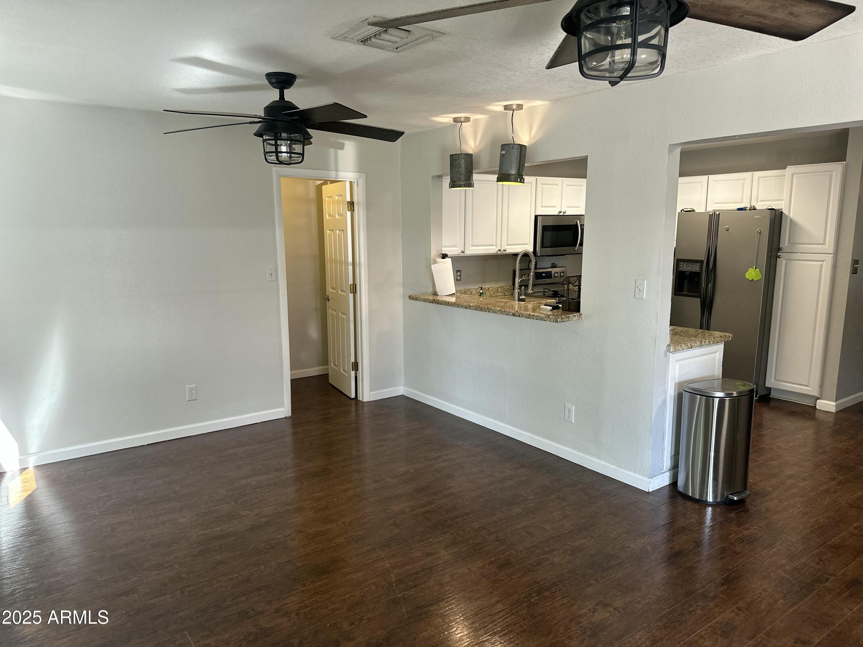 537 W POSADA Avenue