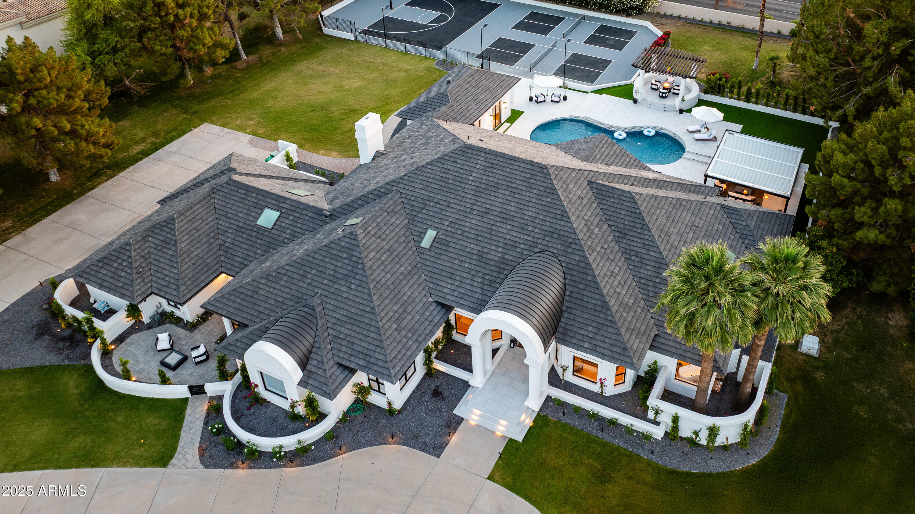 5 E OAKWOOD HILLS Drive