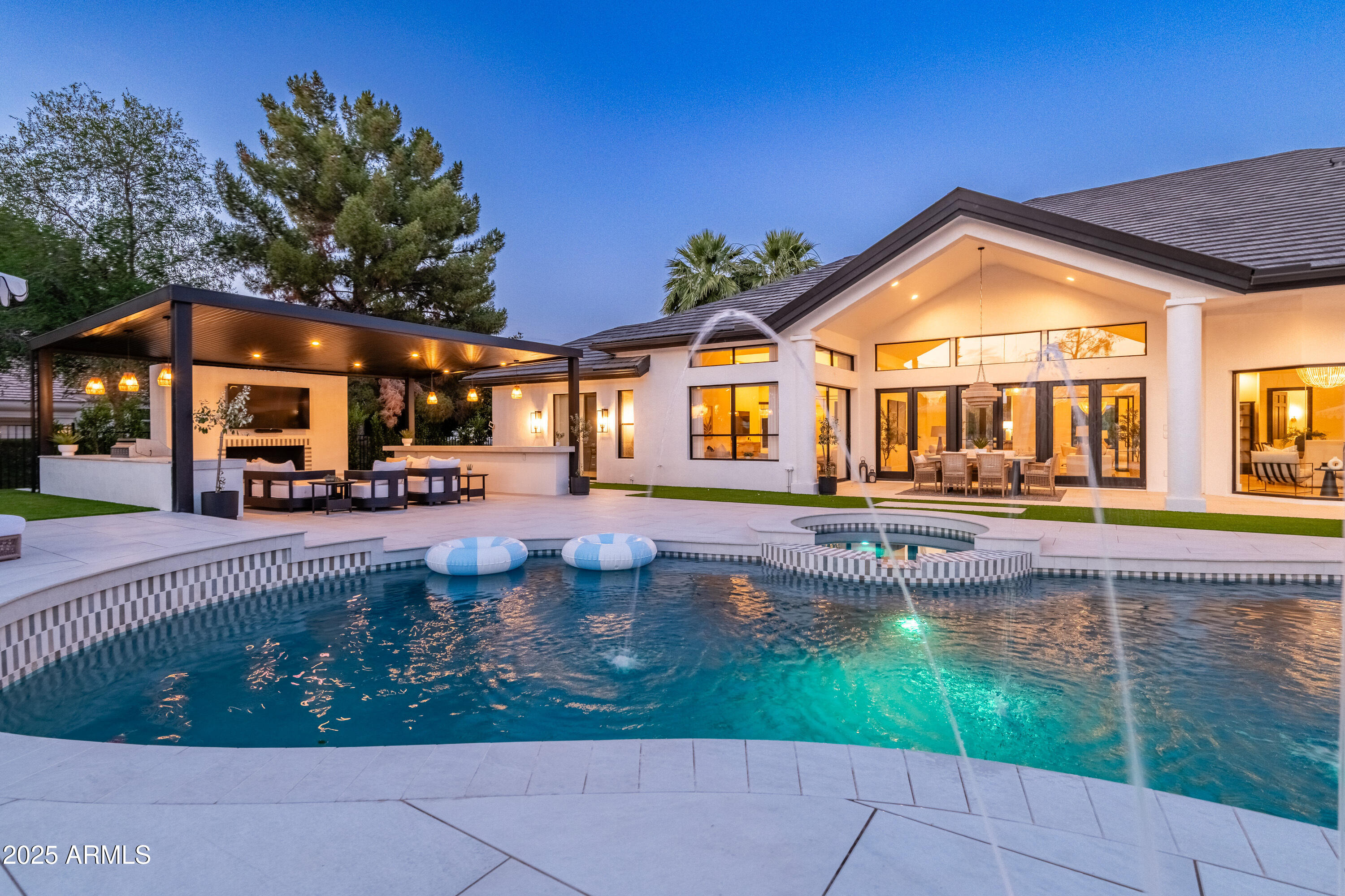 5 E OAKWOOD HILLS Drive