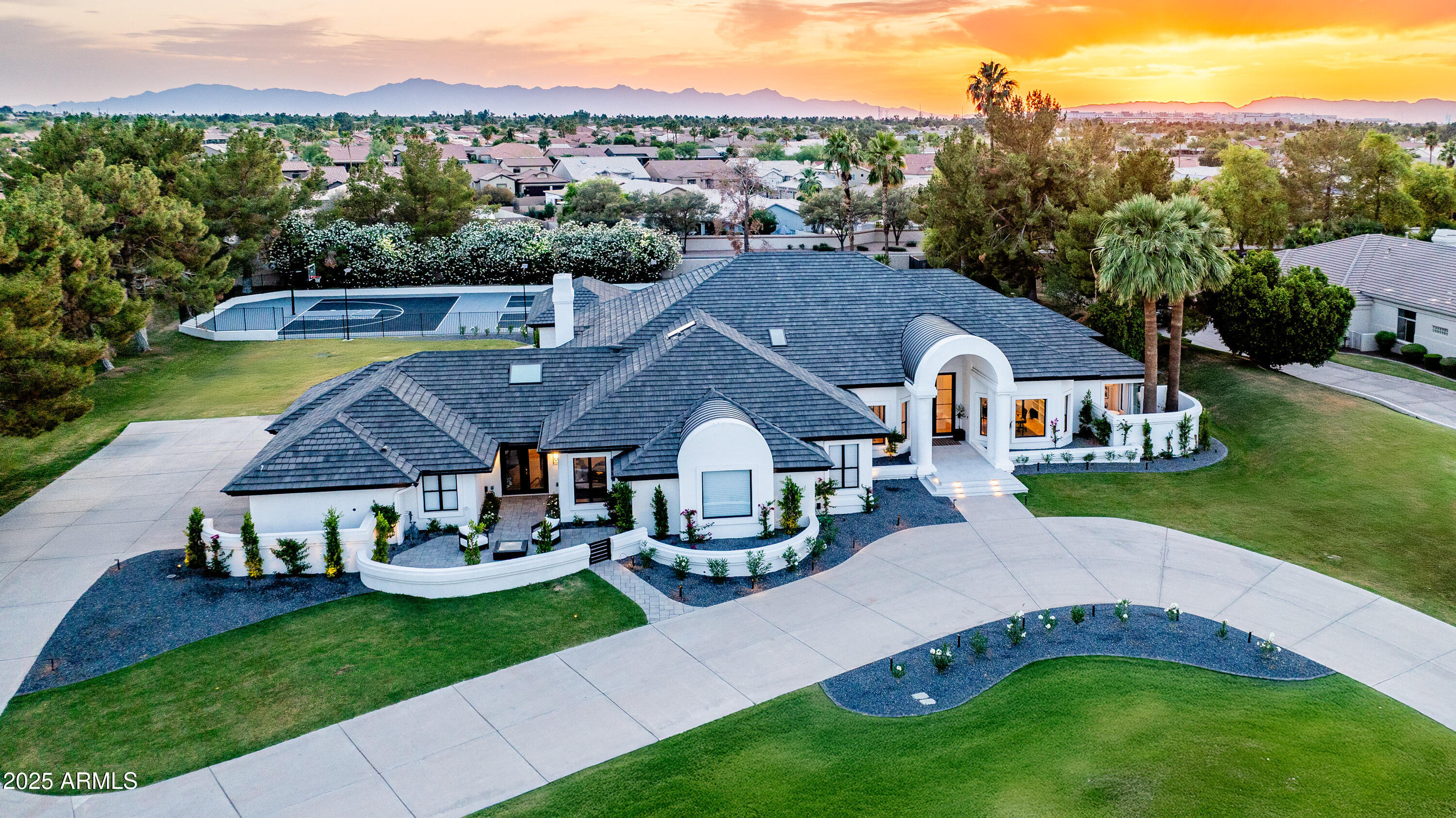5 E OAKWOOD HILLS Drive