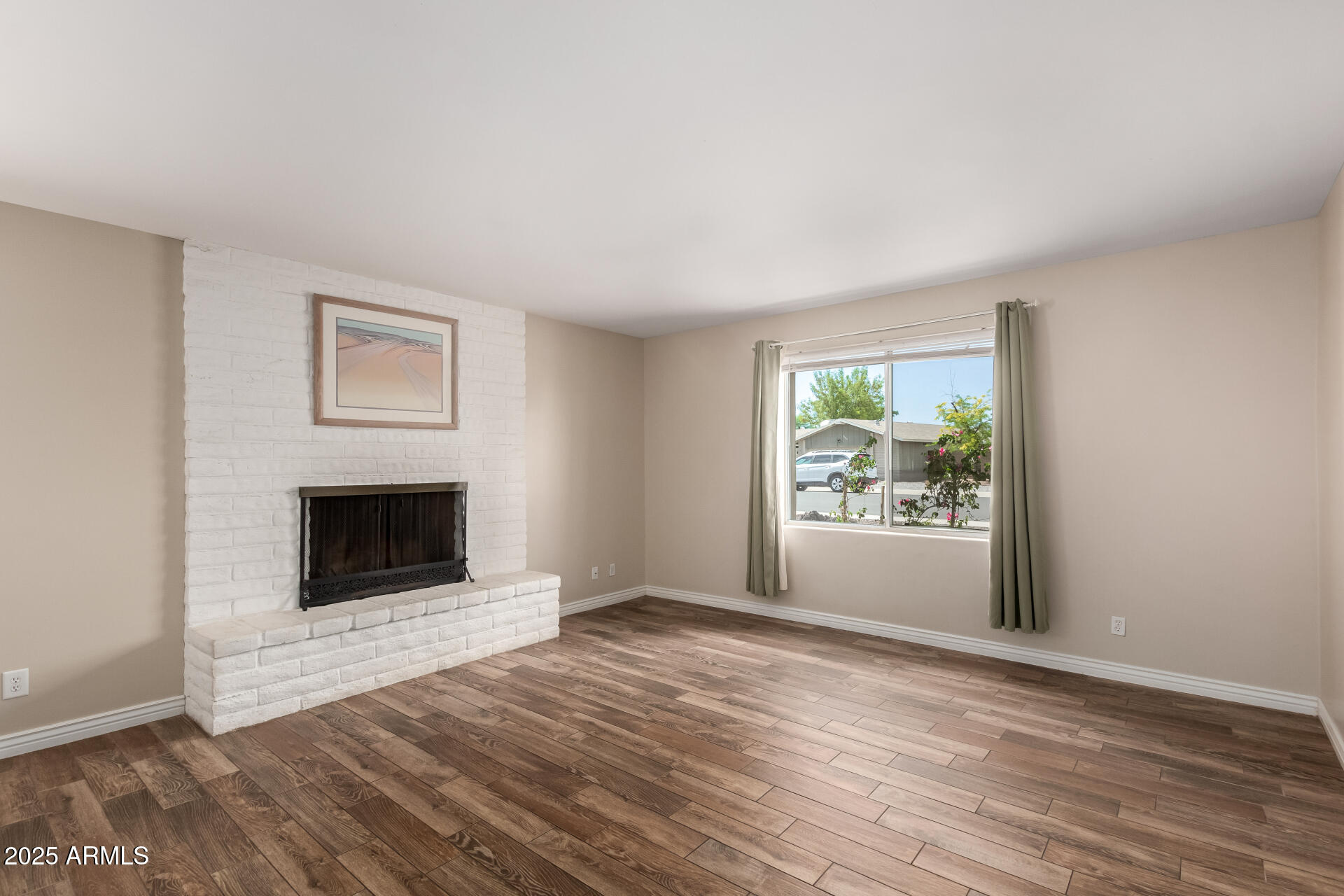 1887 E LA DONNA Drive
