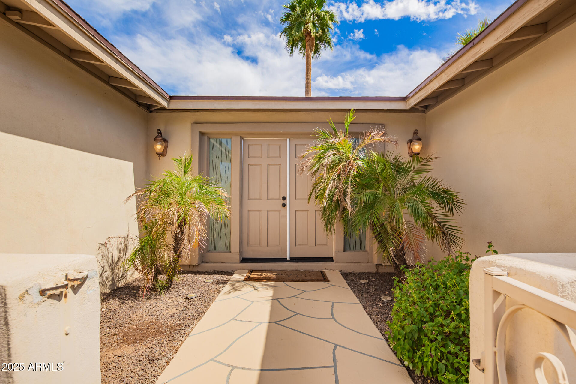 1887 E LA DONNA Drive