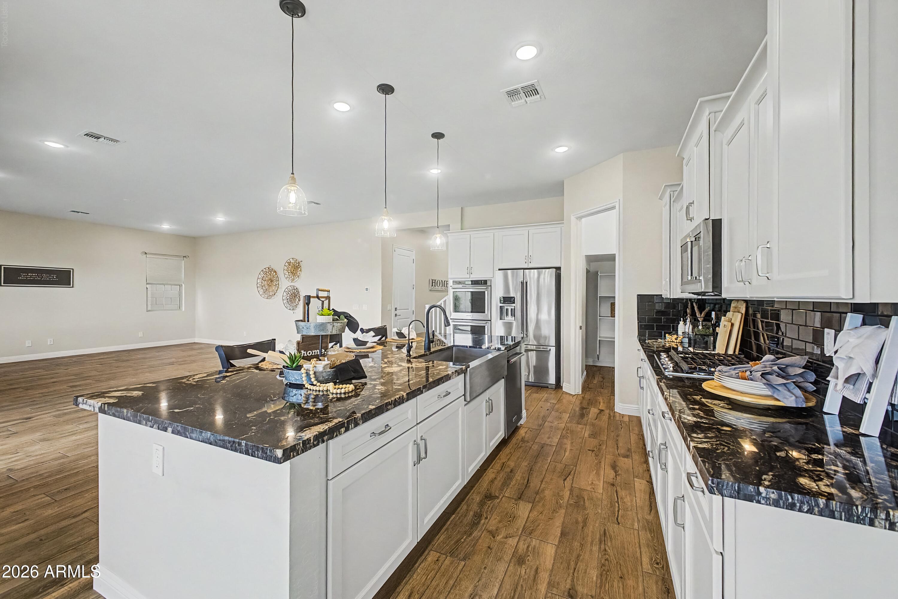 21167 W MINNEZONA Avenue