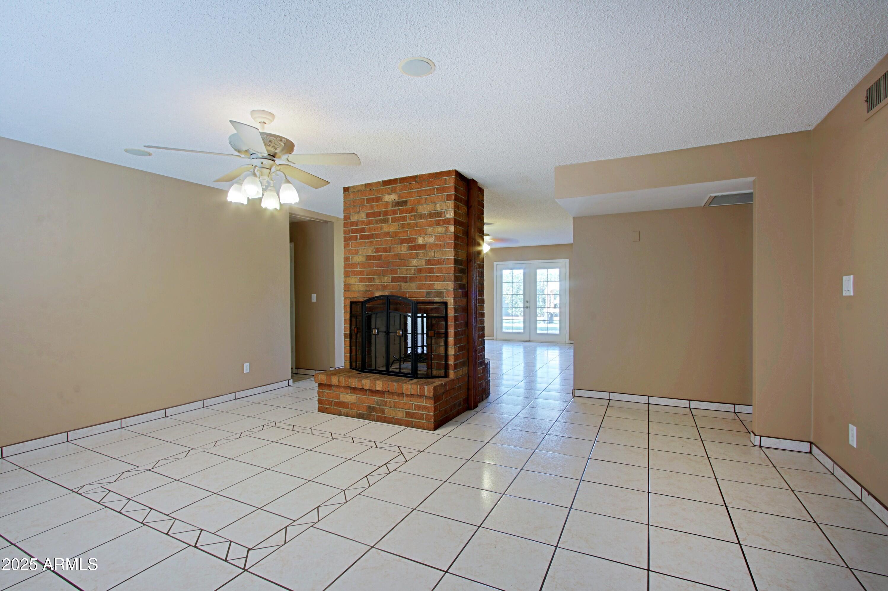 4526 W ALTADENA Avenue