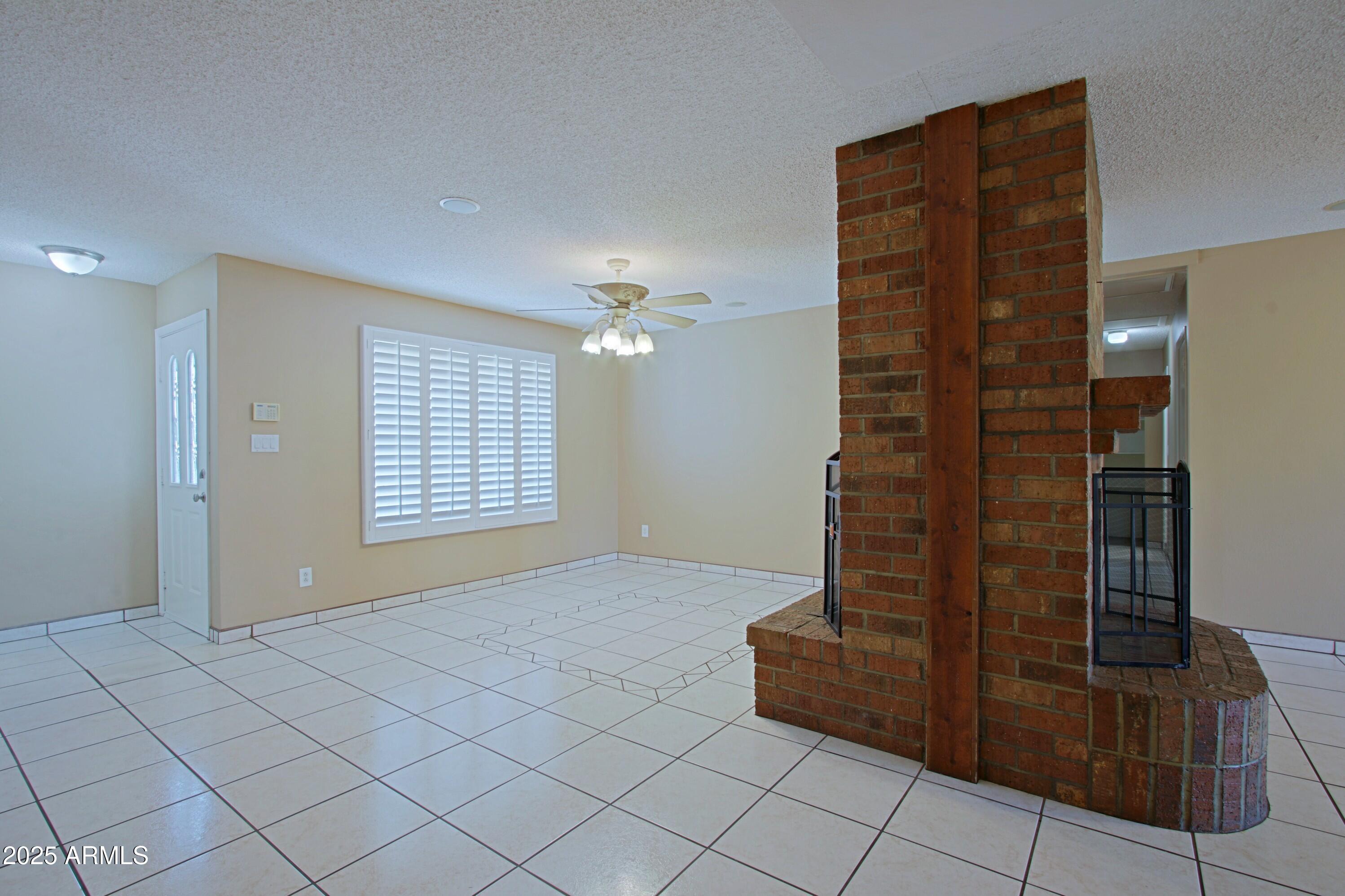 4526 W ALTADENA Avenue