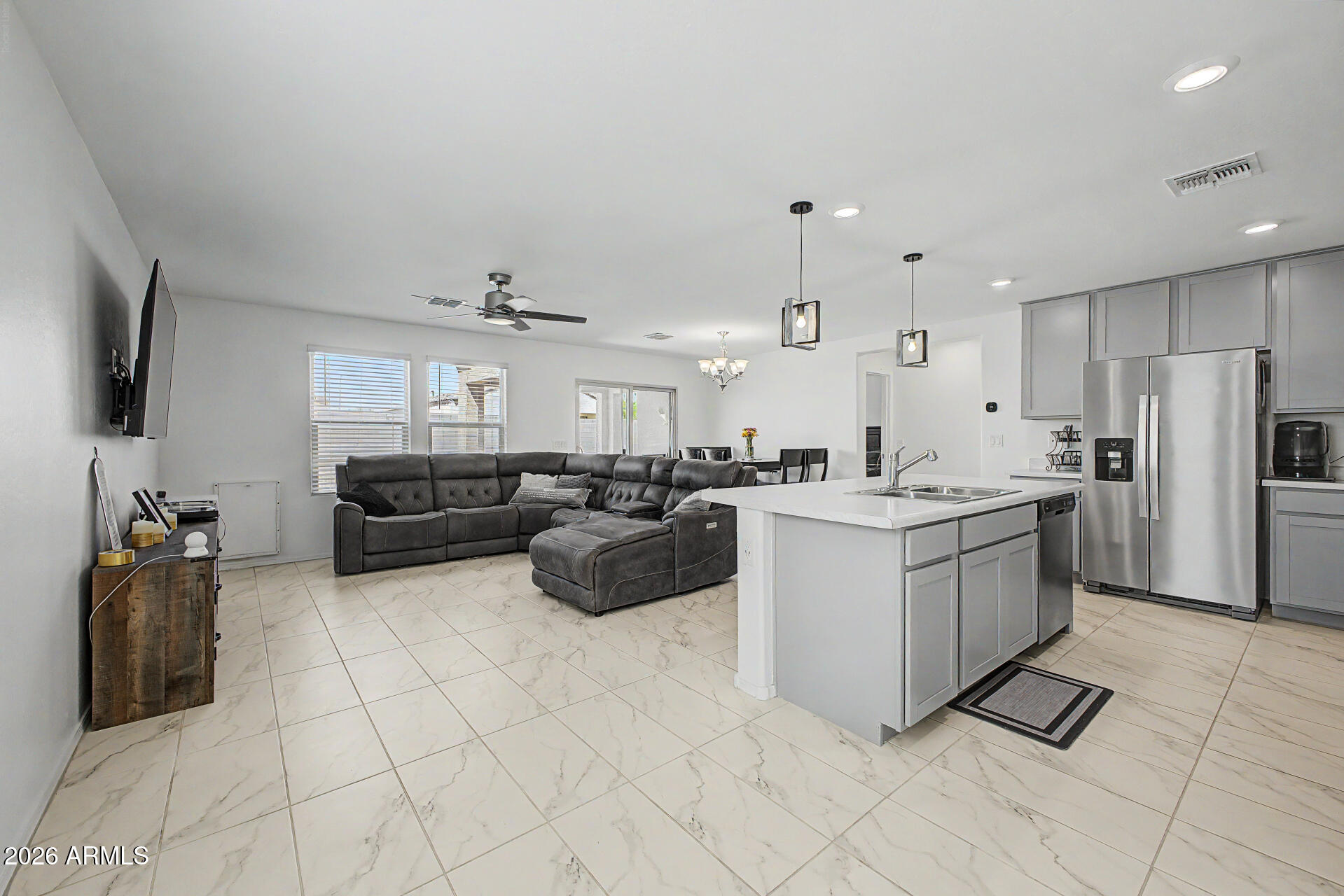 1556 W CENTRAL Avenue