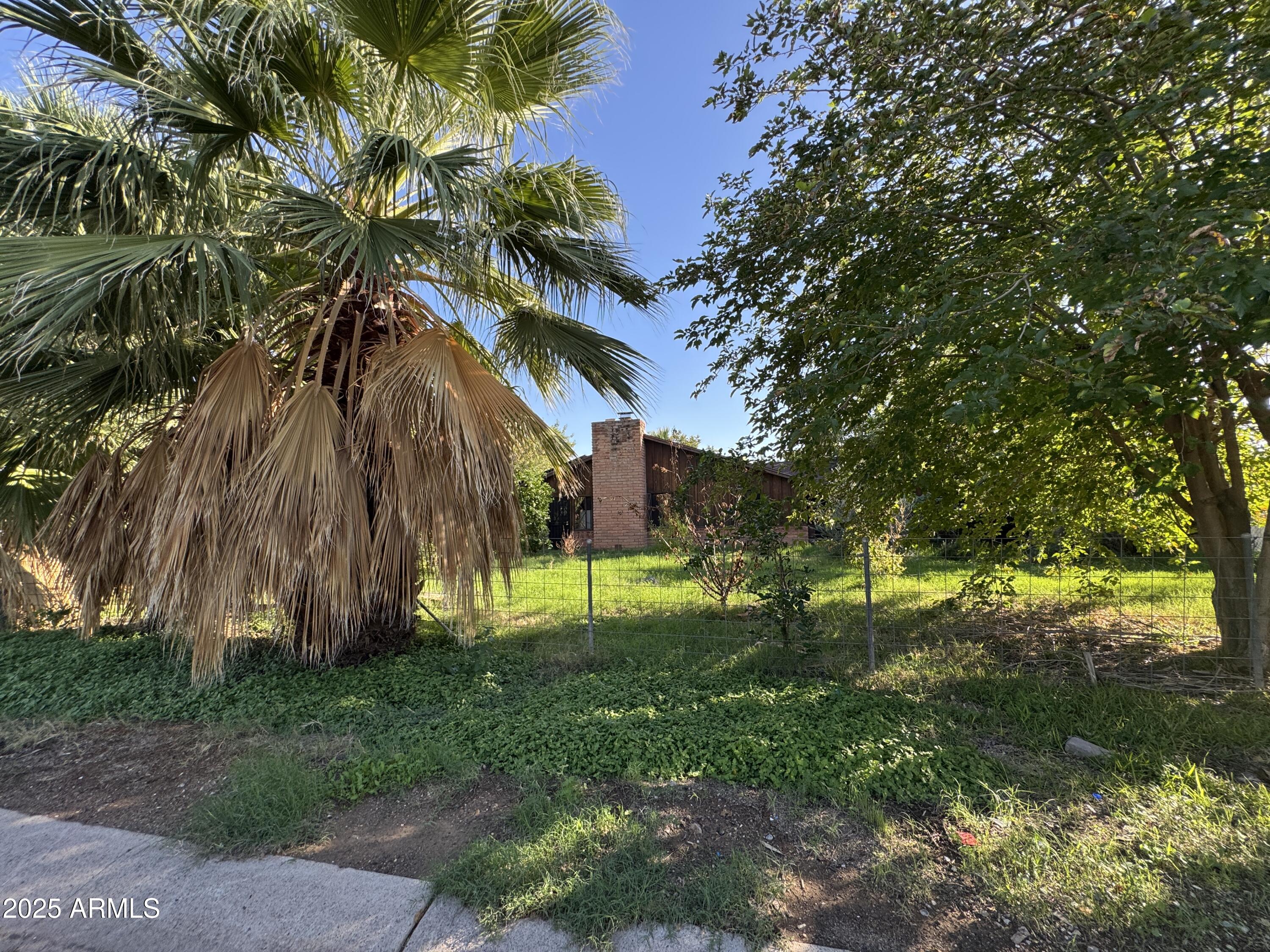 2245 W HAYWARD Avenue