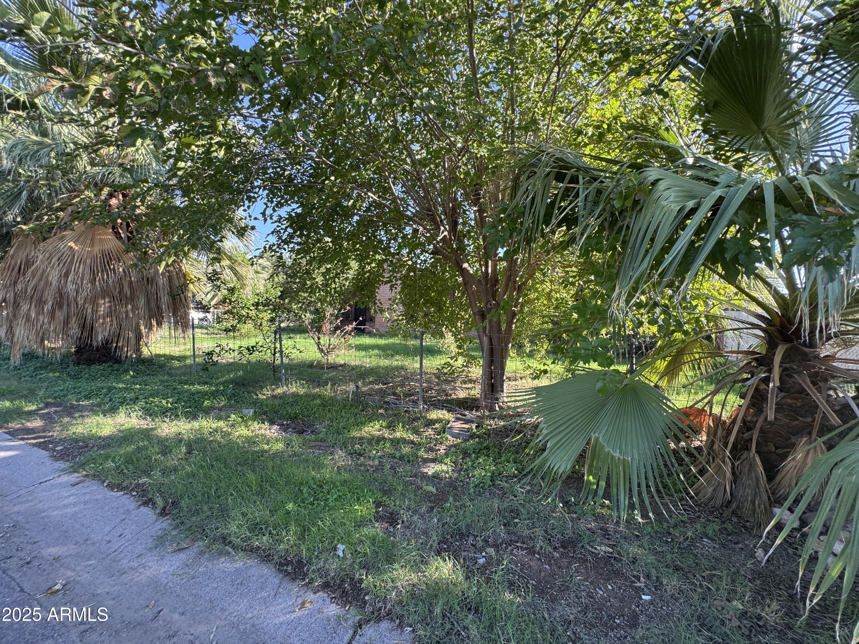 2245 W HAYWARD Avenue