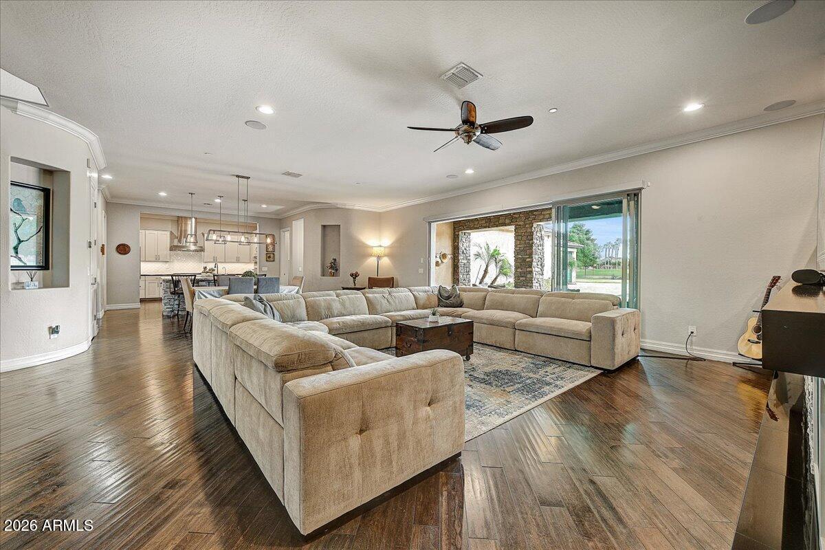 4829 N VILLAGE Parkway