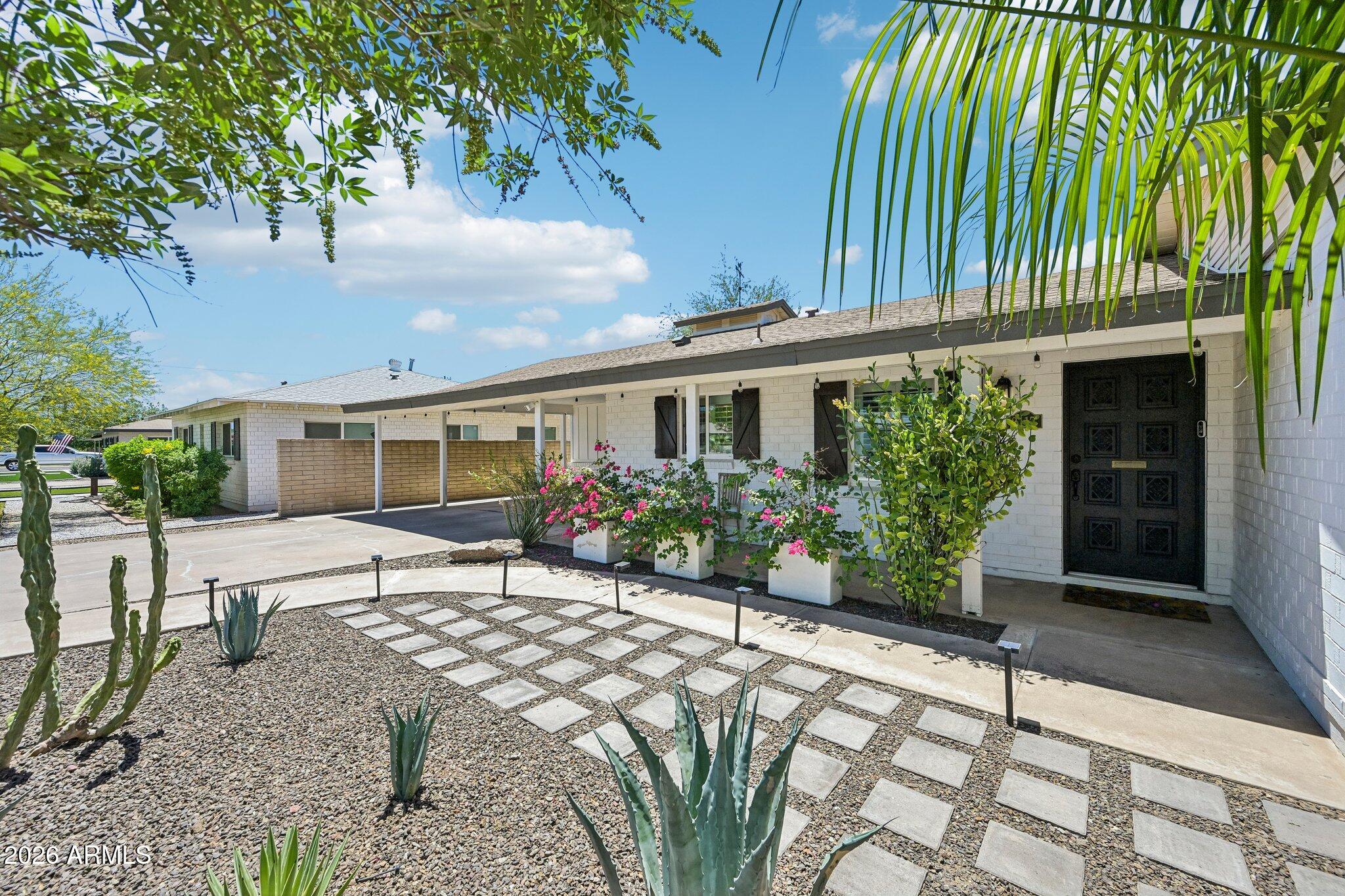 2117 W WINDSOR Avenue