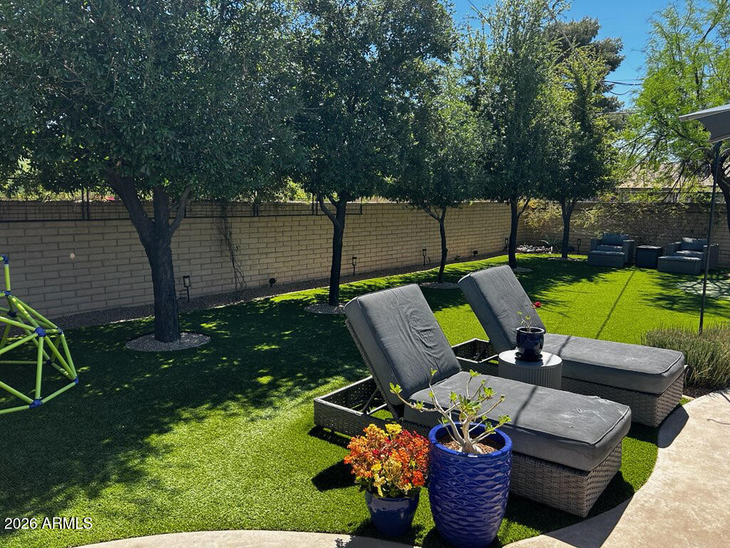 2117 W WINDSOR Avenue