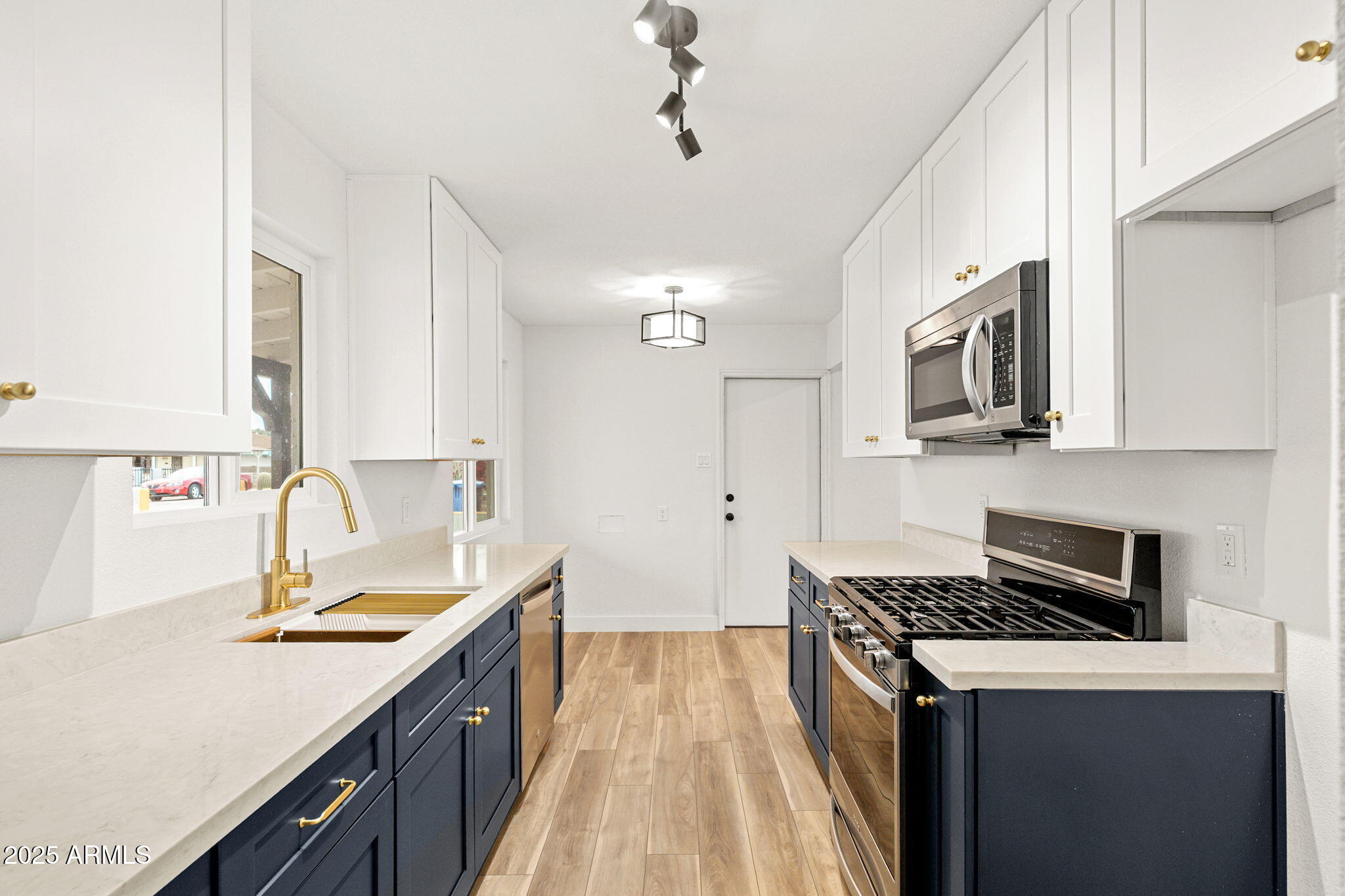 3137 W TURNEY Avenue